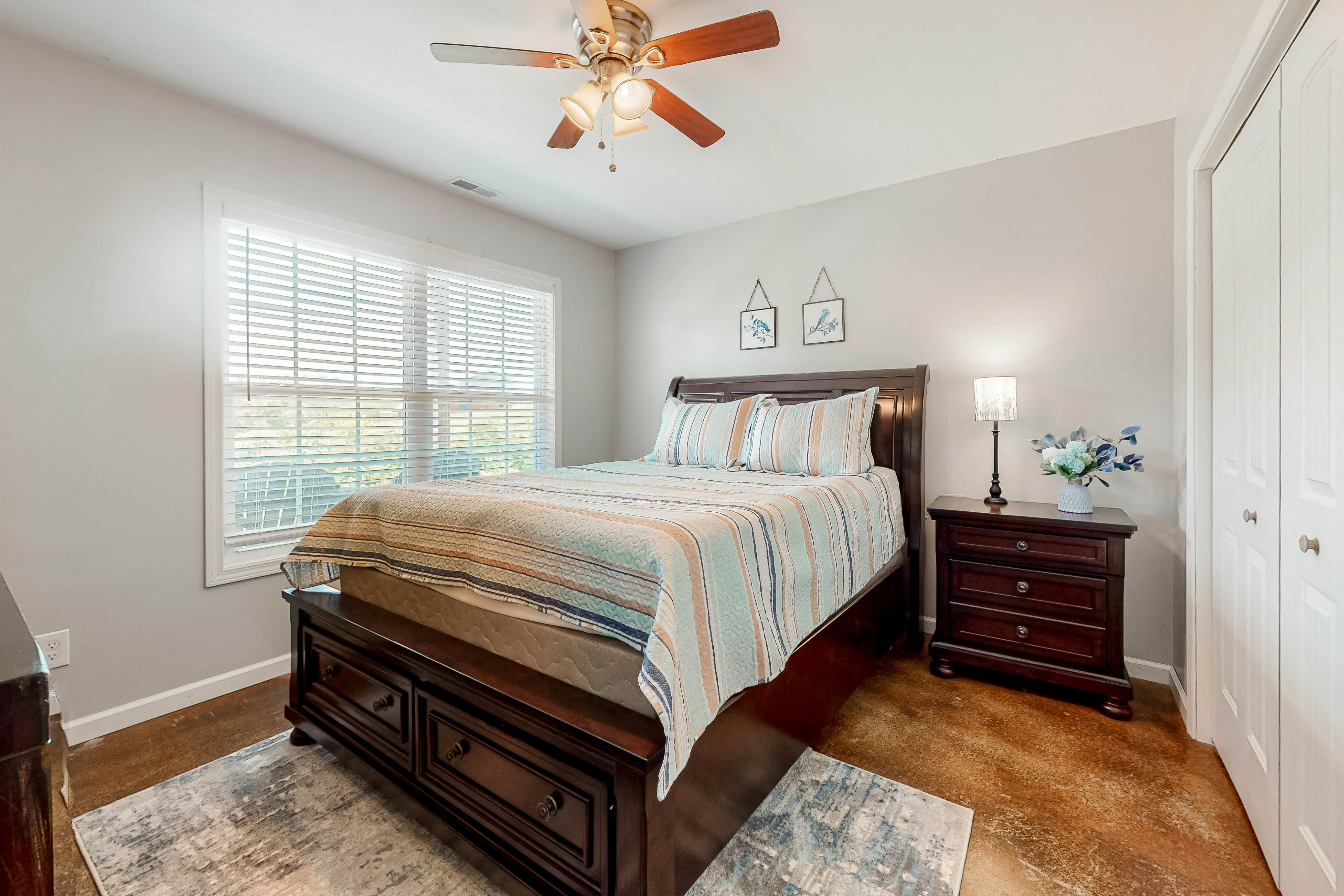 Lakefront Home, Sleeps 8・Spacious Deck・Pool Access