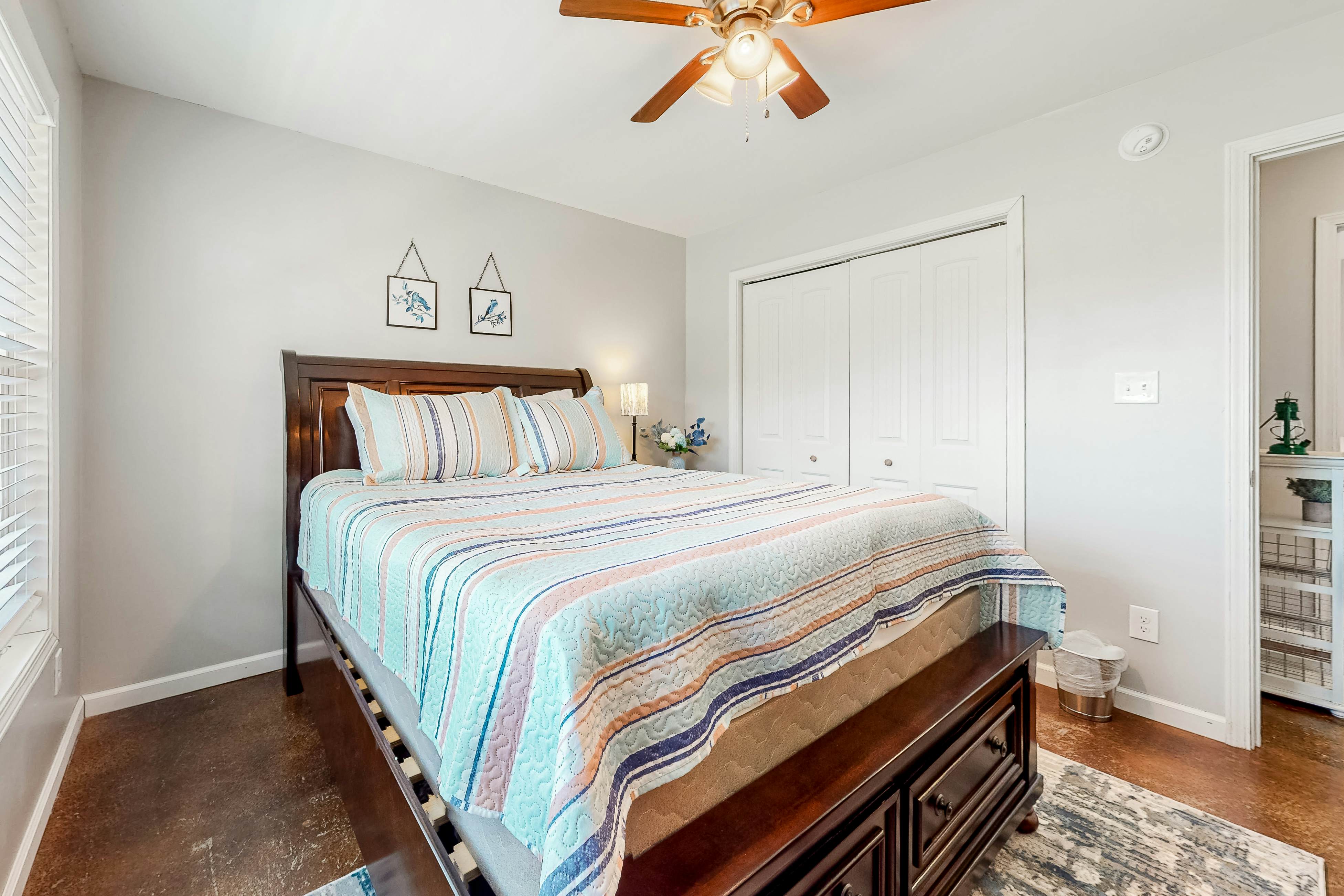 Lakefront Home, Sleeps 8・Spacious Deck・Pool Access