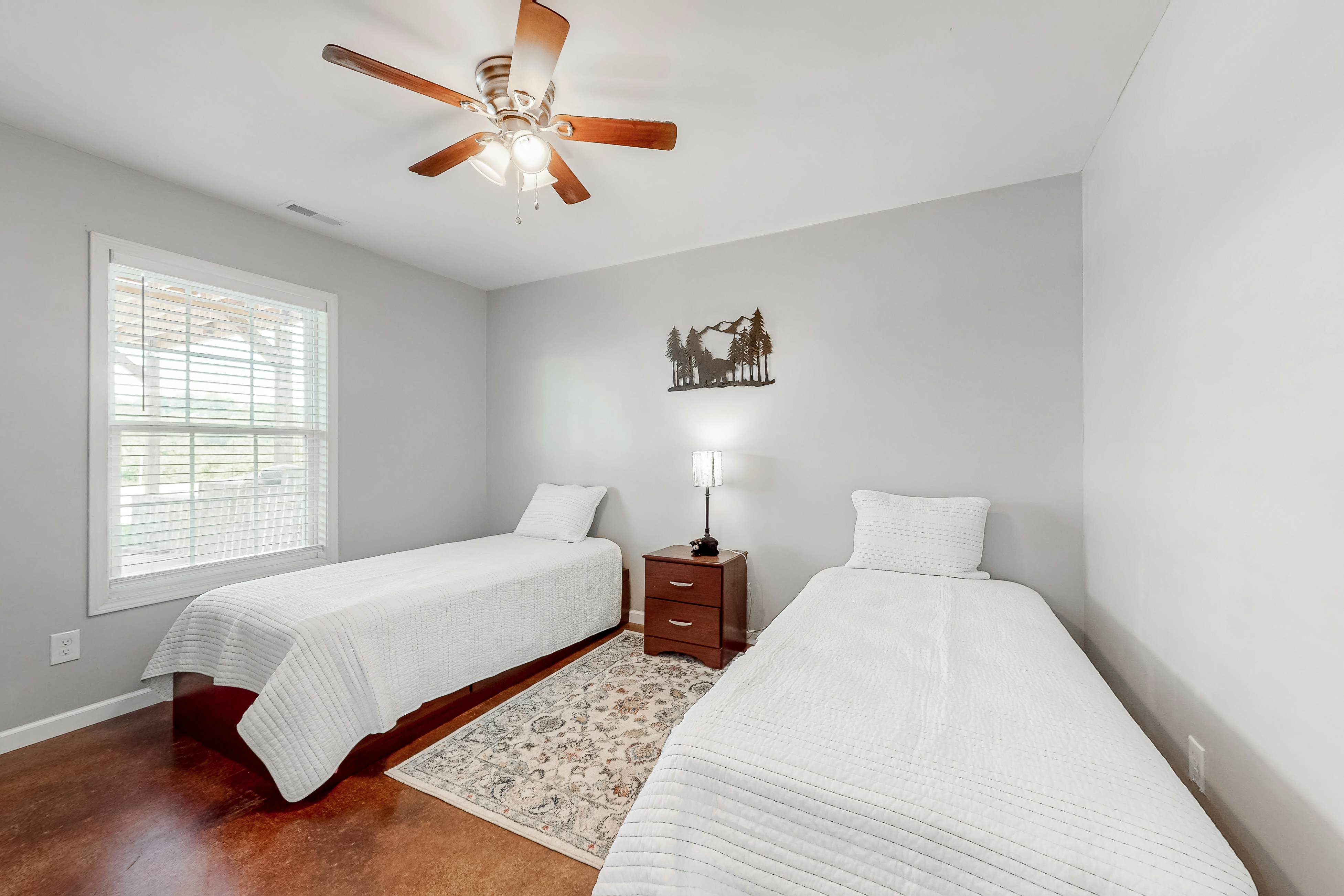 Lakefront Home, Sleeps 8・Spacious Deck・Pool Access