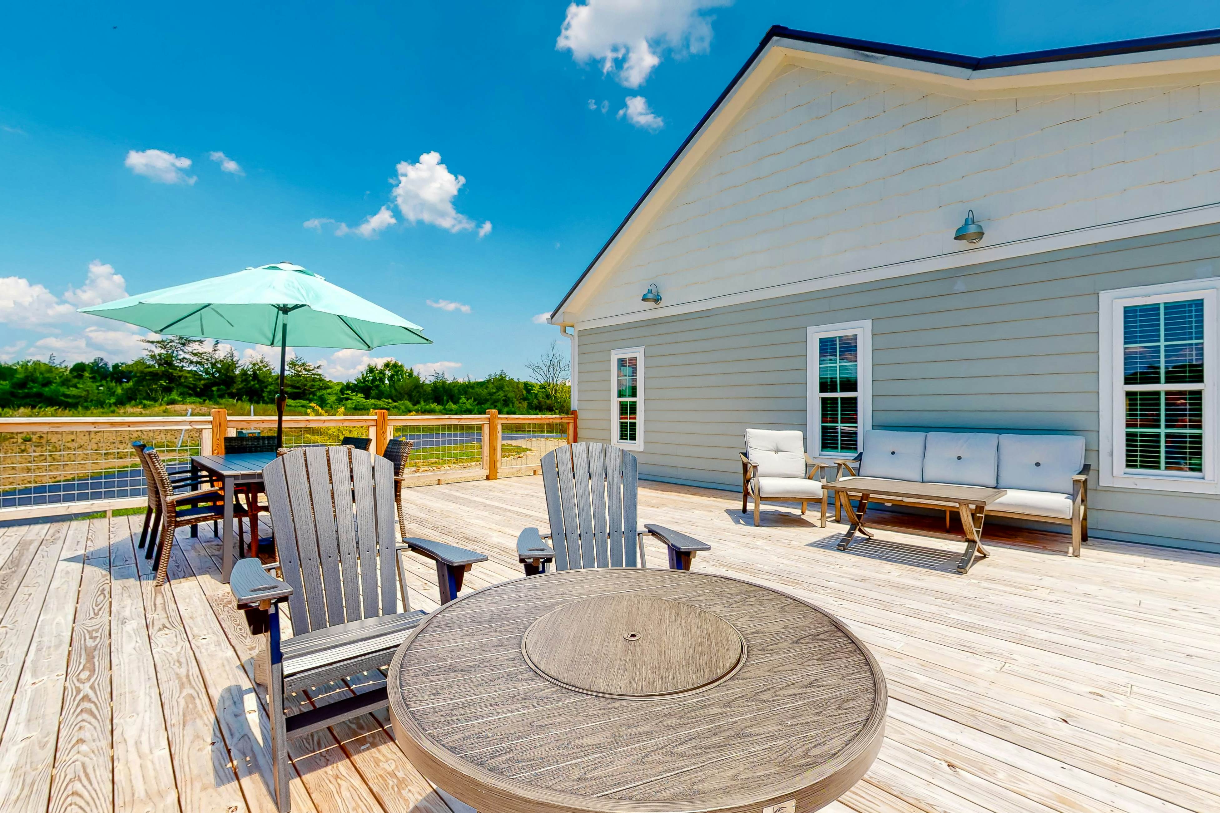 Lakefront Home, Sleeps 8・Spacious Deck・Pool Access