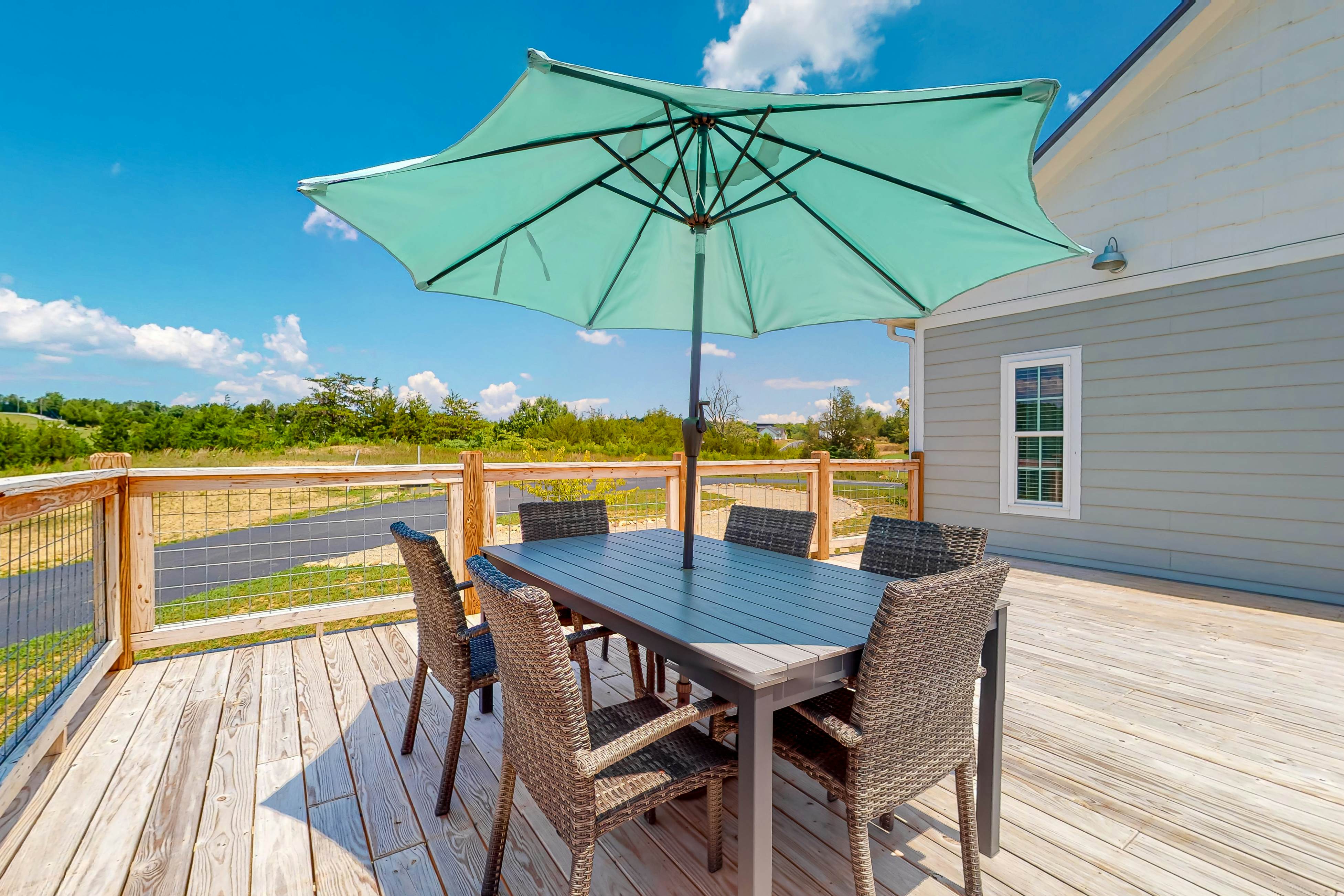 Lakefront Home, Sleeps 8・Spacious Deck・Pool Access