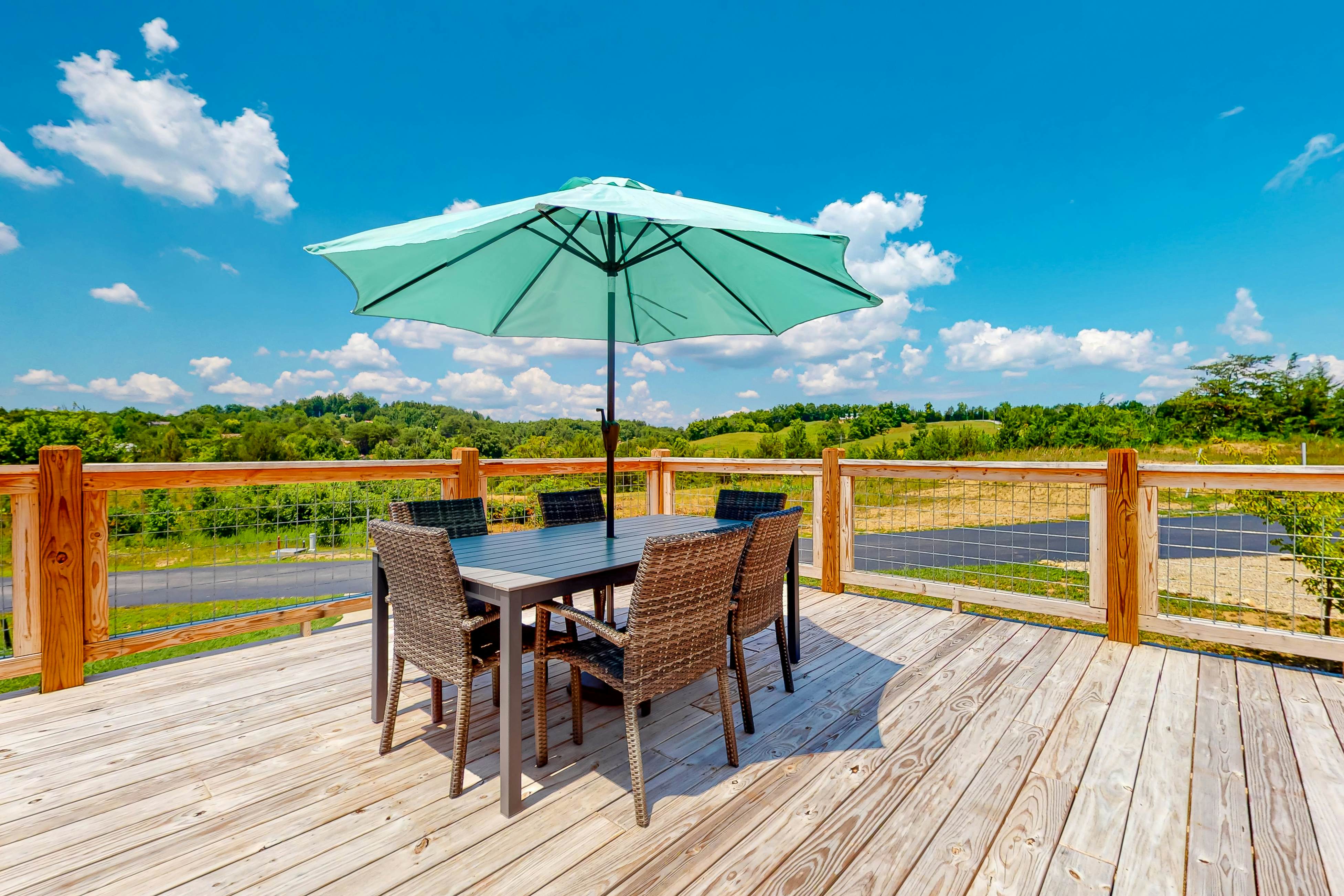 Lakefront Home, Sleeps 8・Spacious Deck・Pool Access