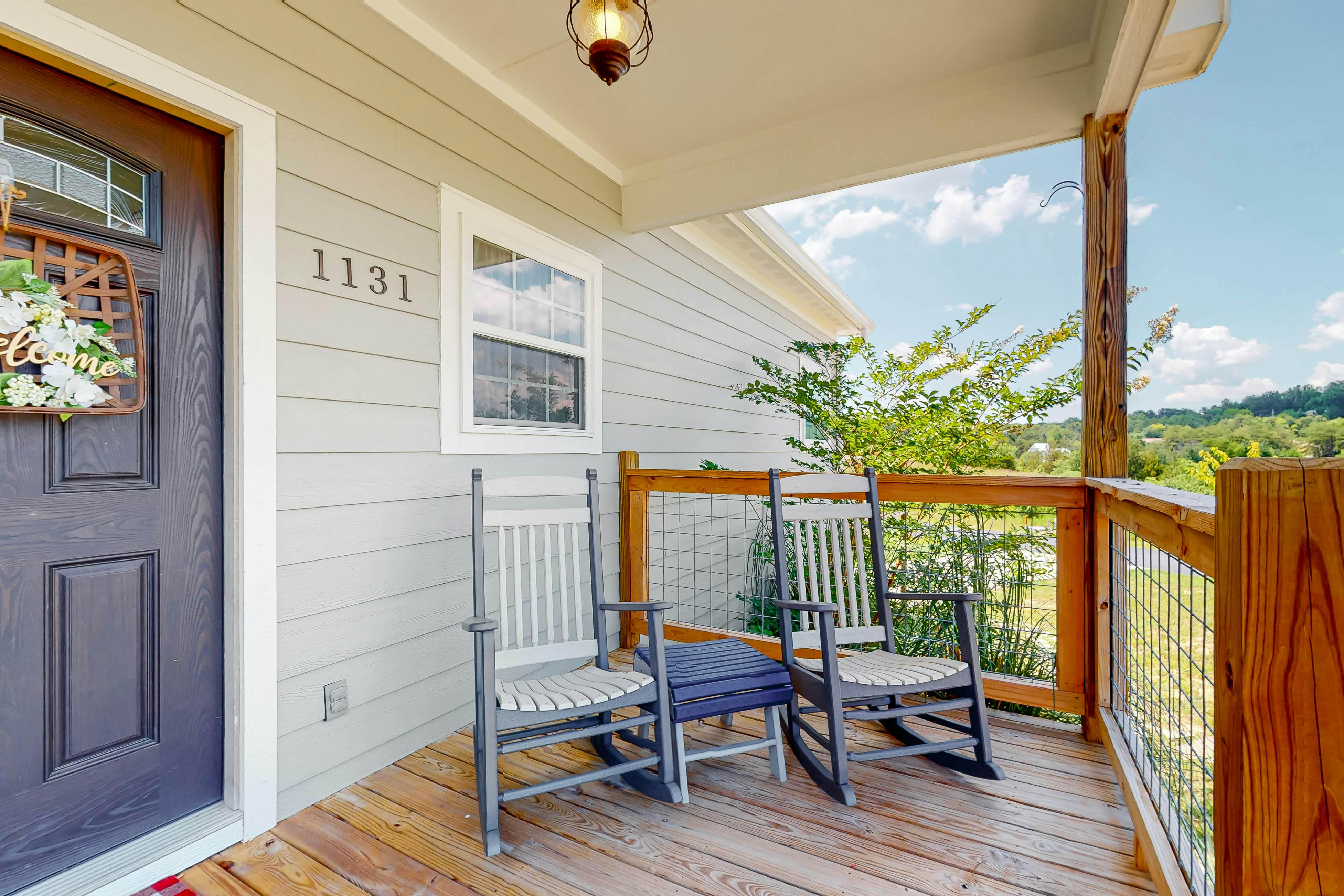 Lakefront Home, Sleeps 8・Spacious Deck・Pool Access