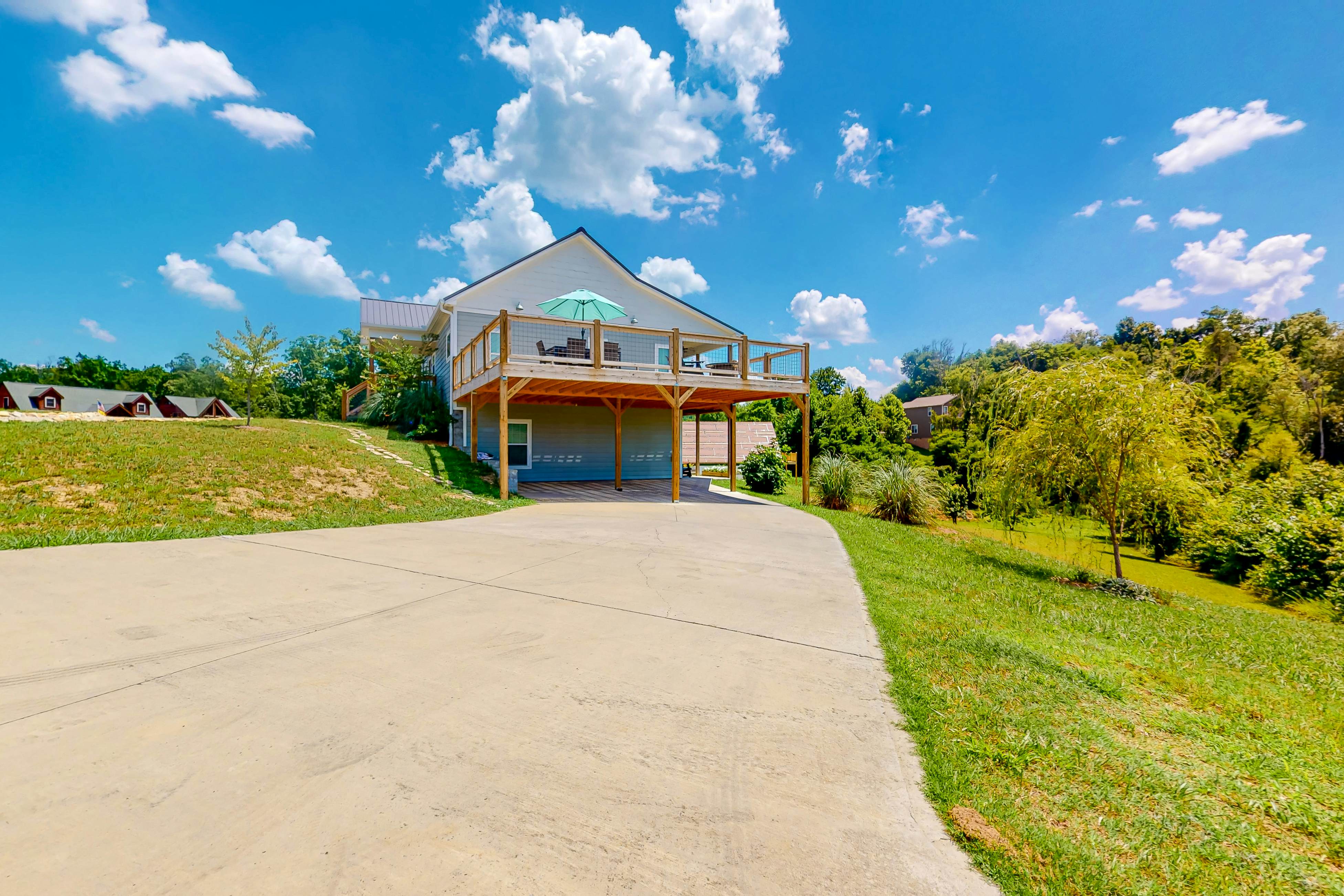 Lakefront Home, Sleeps 8・Spacious Deck・Pool Access