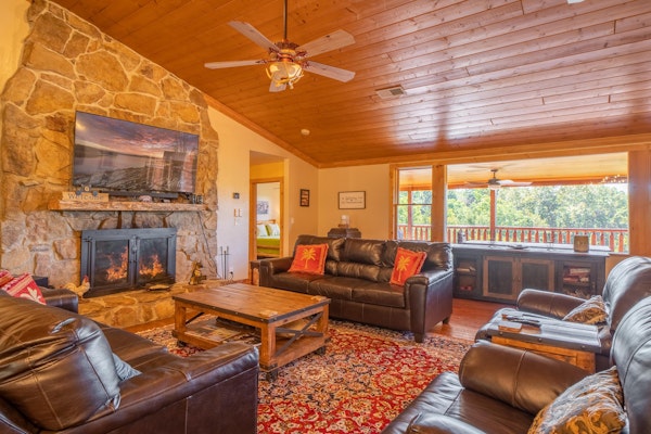 Cozy Secluded Cabin, Sleeps 14・Hot Tub・Game Room