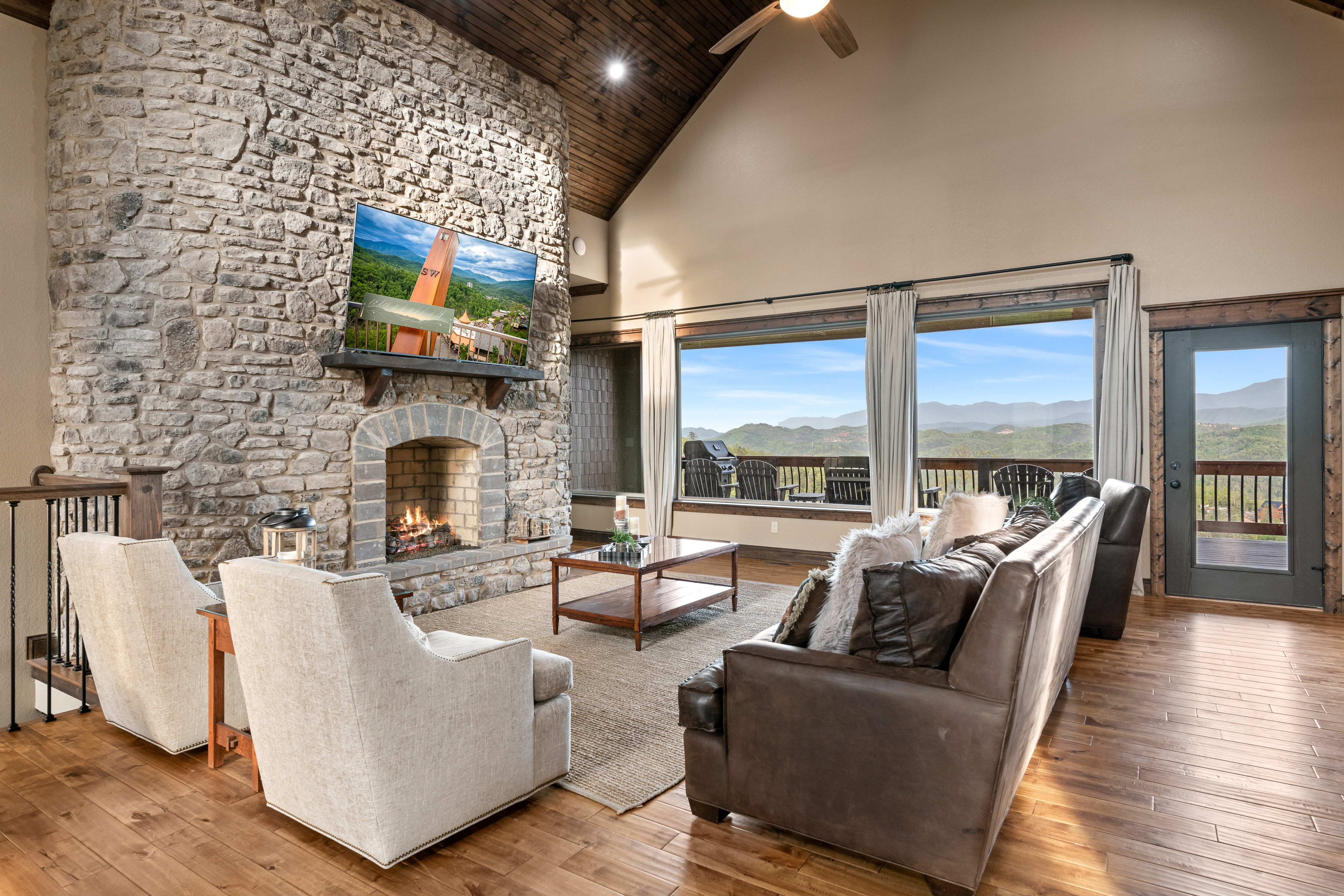 Mtn View Home, Sleeps 8・Fireplace・Games・Hot Tub