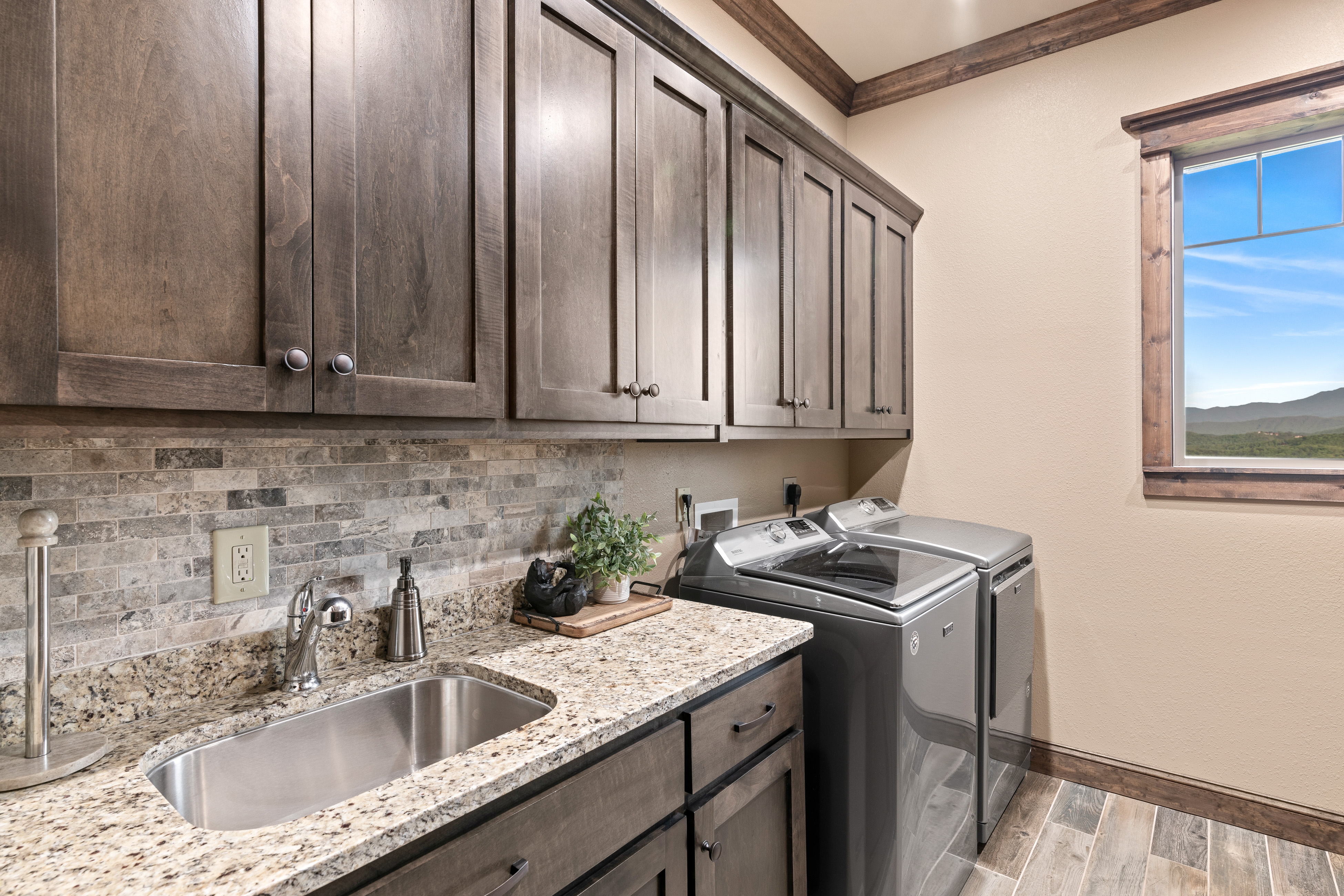 Mtn View Home, Sleeps 8・Fireplace・Games・Hot Tub