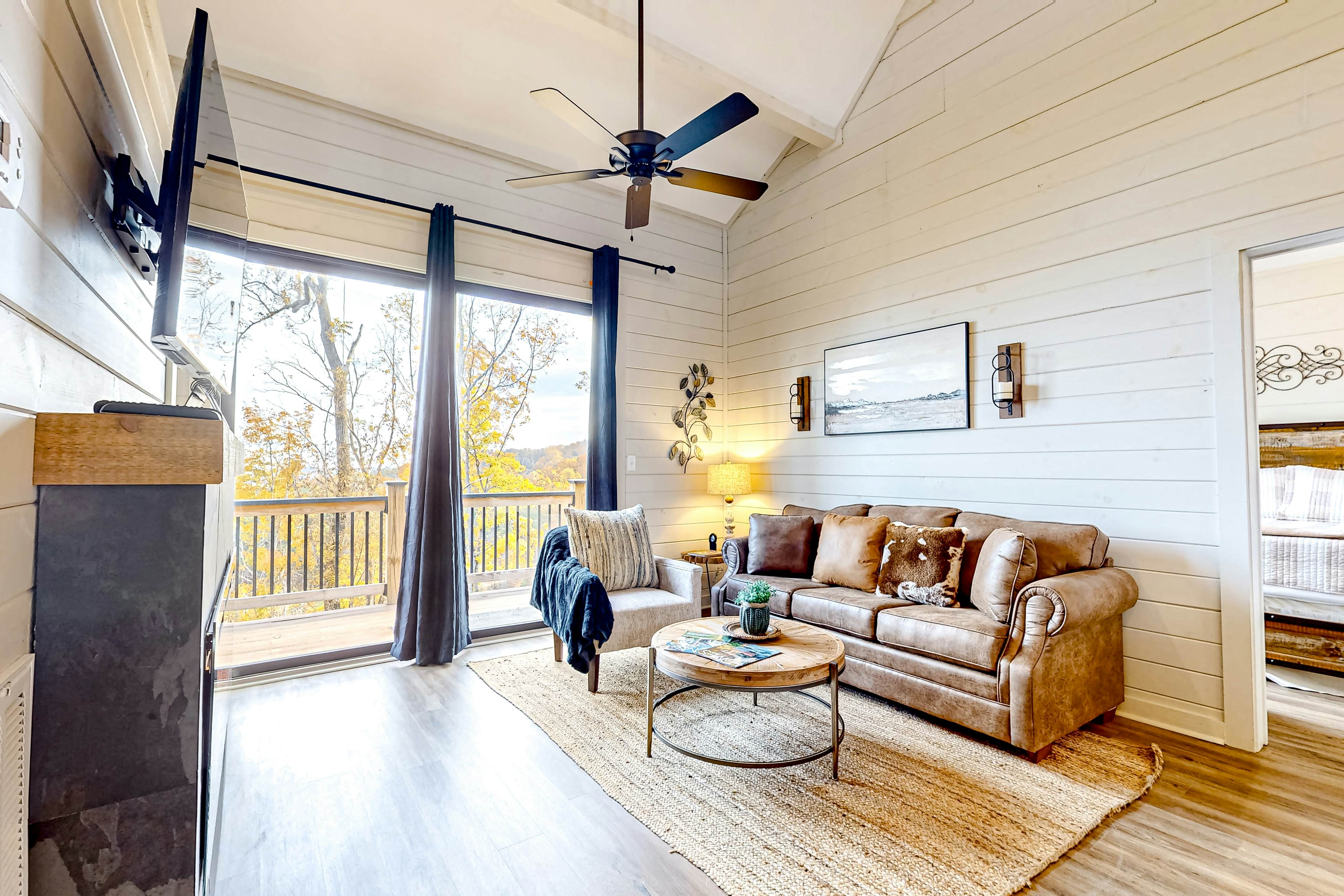 New Cabin Overlooking Douglas Lake ・Hot Tub
