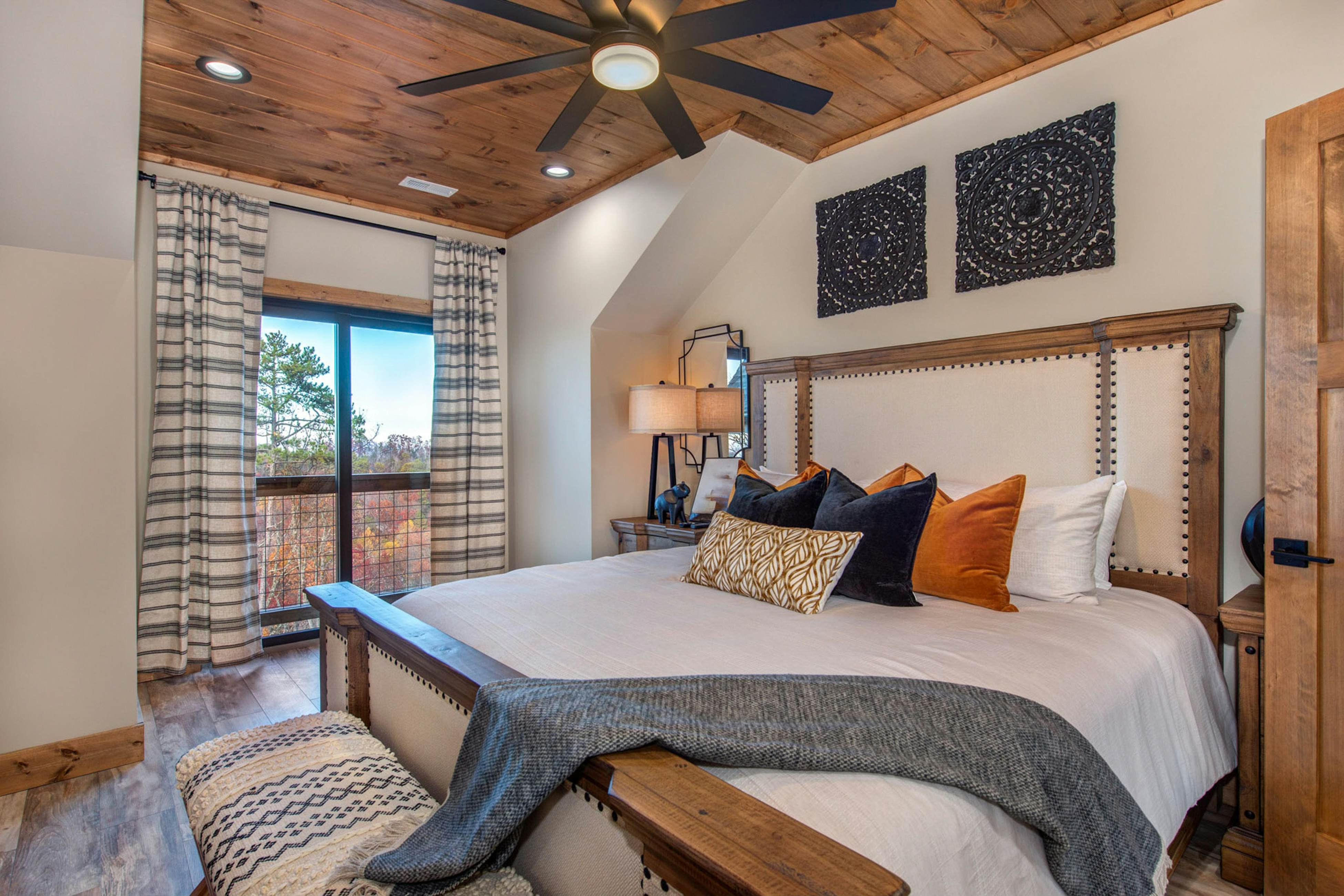 Luxury mtn home w/ game room, hot tub, gym, & theater + free attraction tickets