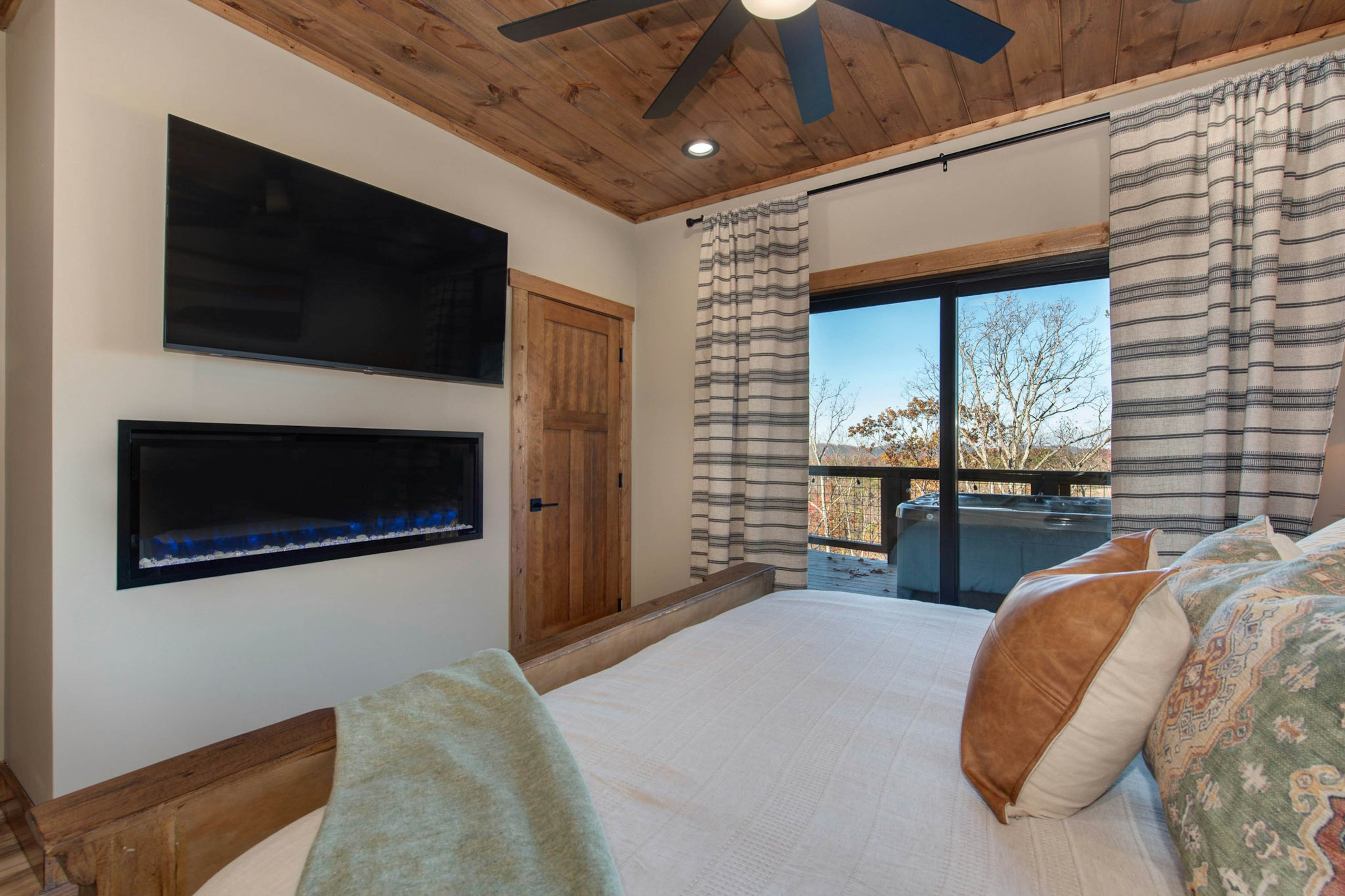 Luxury mtn home w/ game room, hot tub, gym, & theater + free attraction tickets