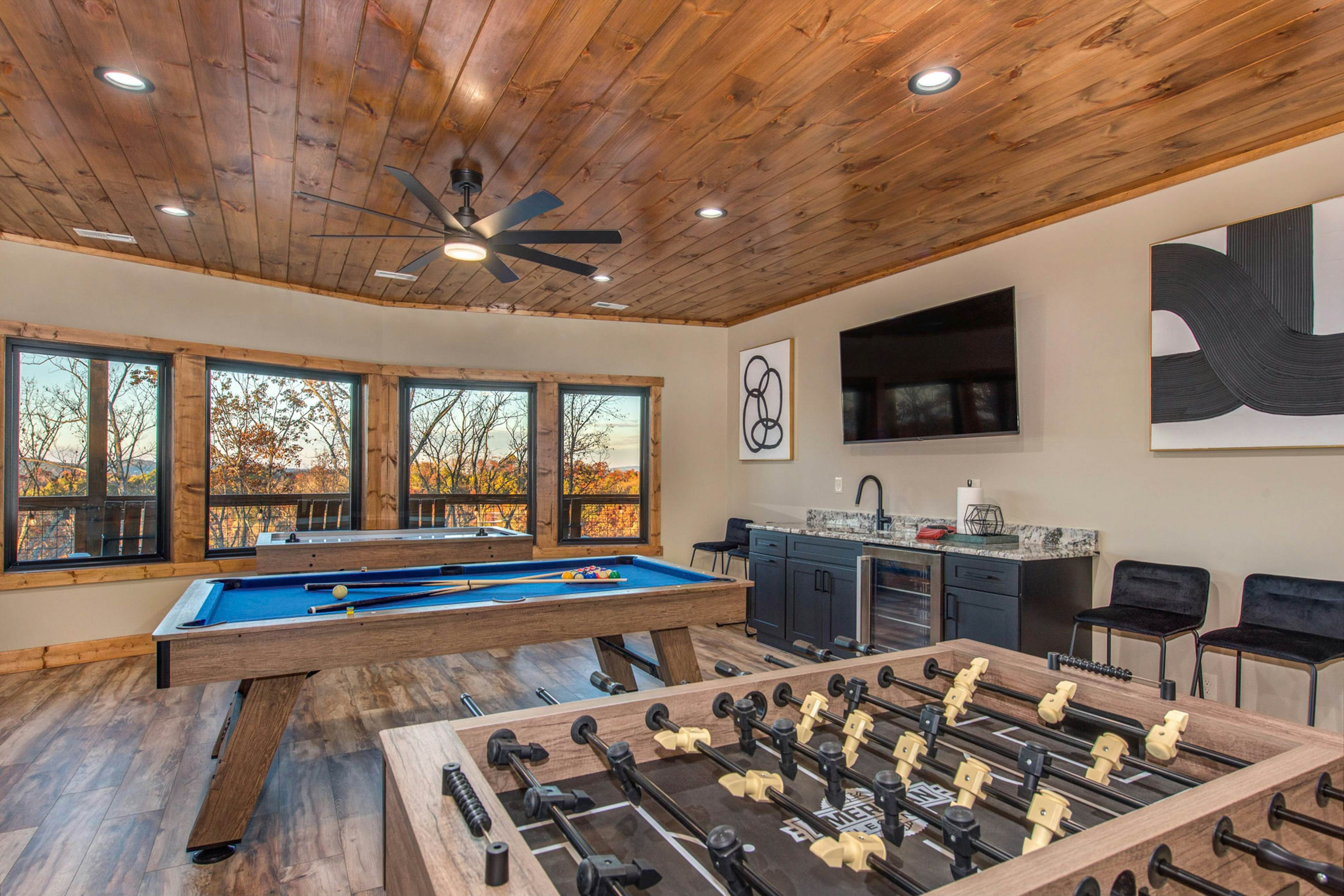 Luxury mtn home w/ game room, hot tub, gym, & theater + free attraction tickets