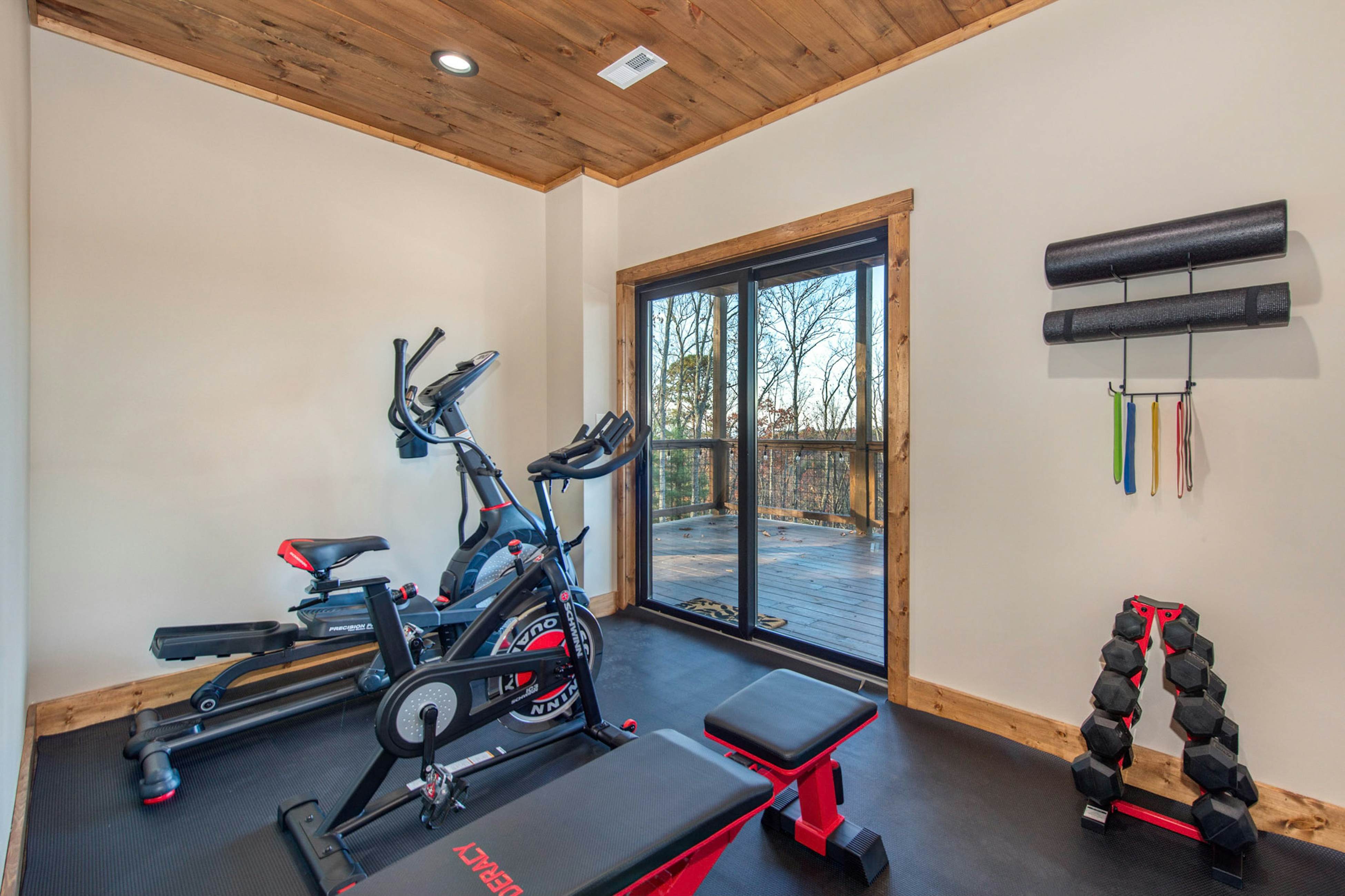 Luxury mtn home w/ game room, hot tub, gym, & theater + free attraction tickets