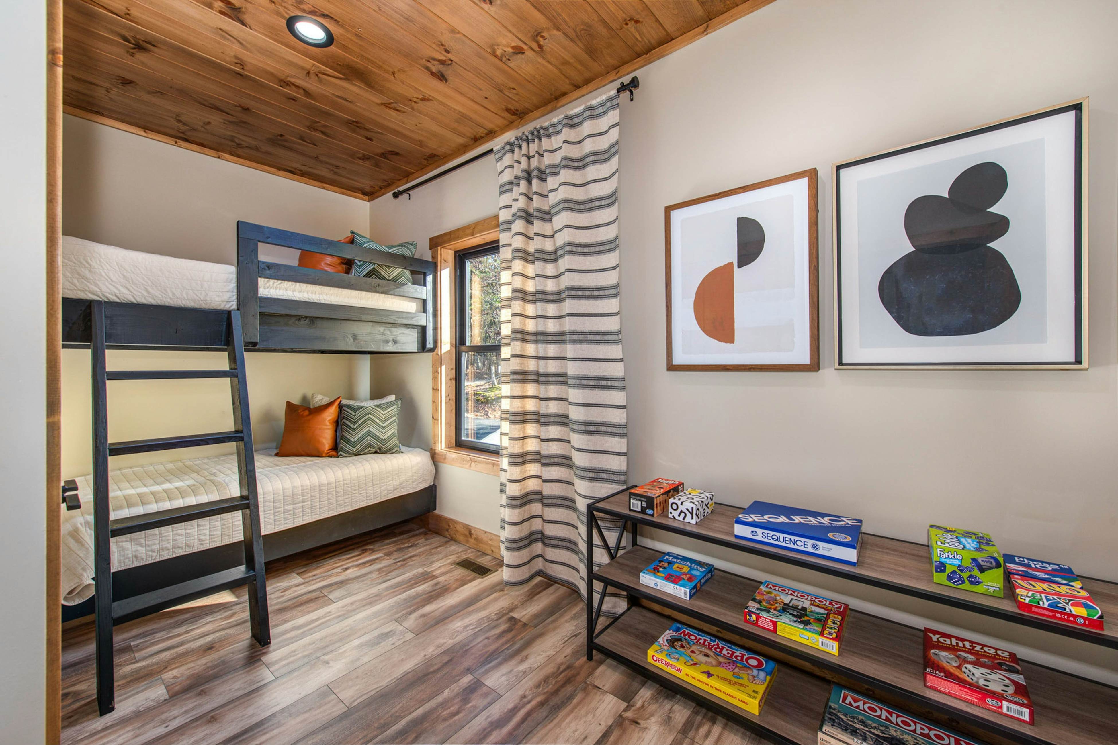 Luxury mtn home w/ game room, hot tub, gym, & theater + free attraction tickets