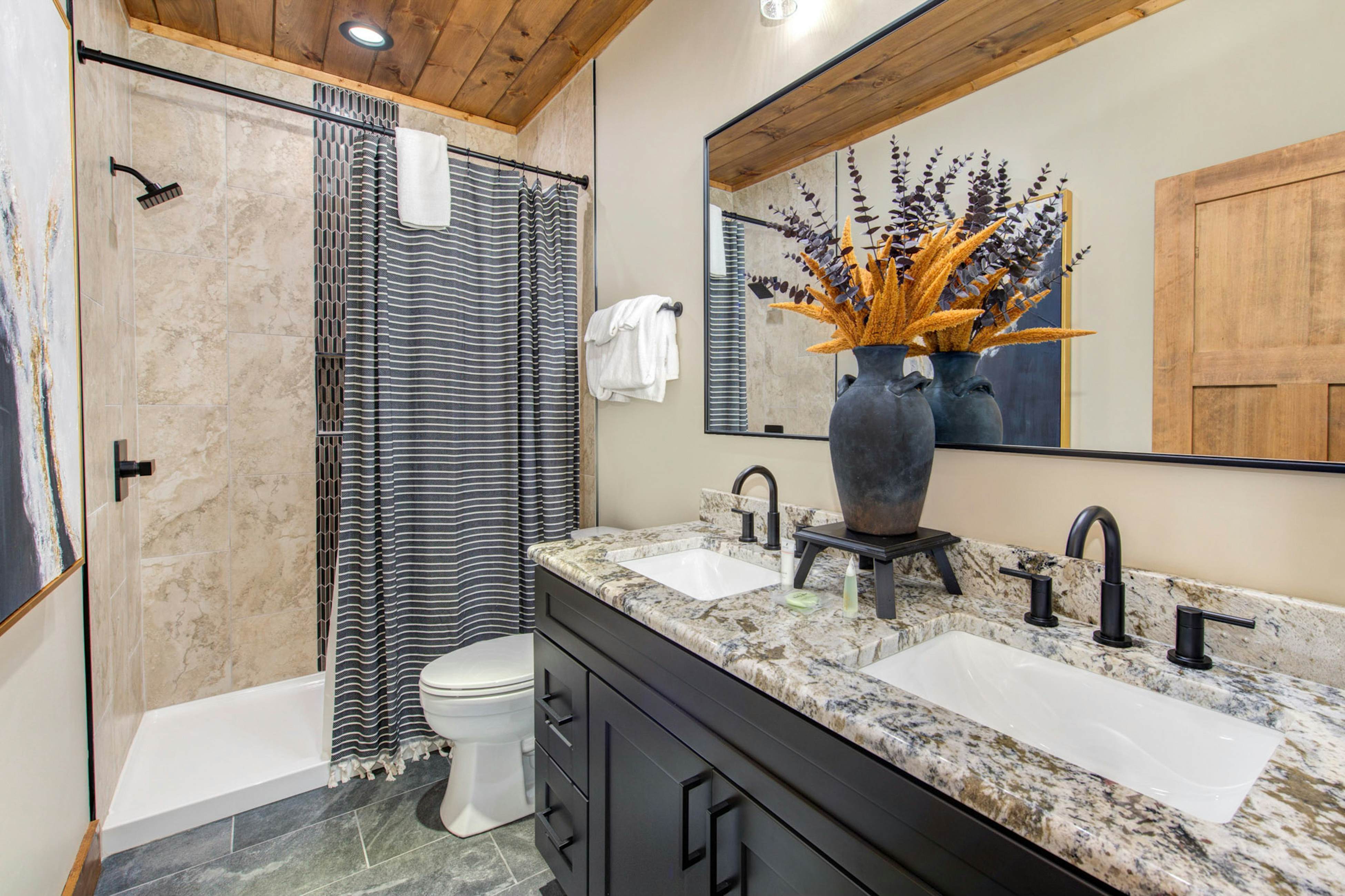 Luxury mtn home w/ game room, hot tub, gym, & theater + free attraction tickets