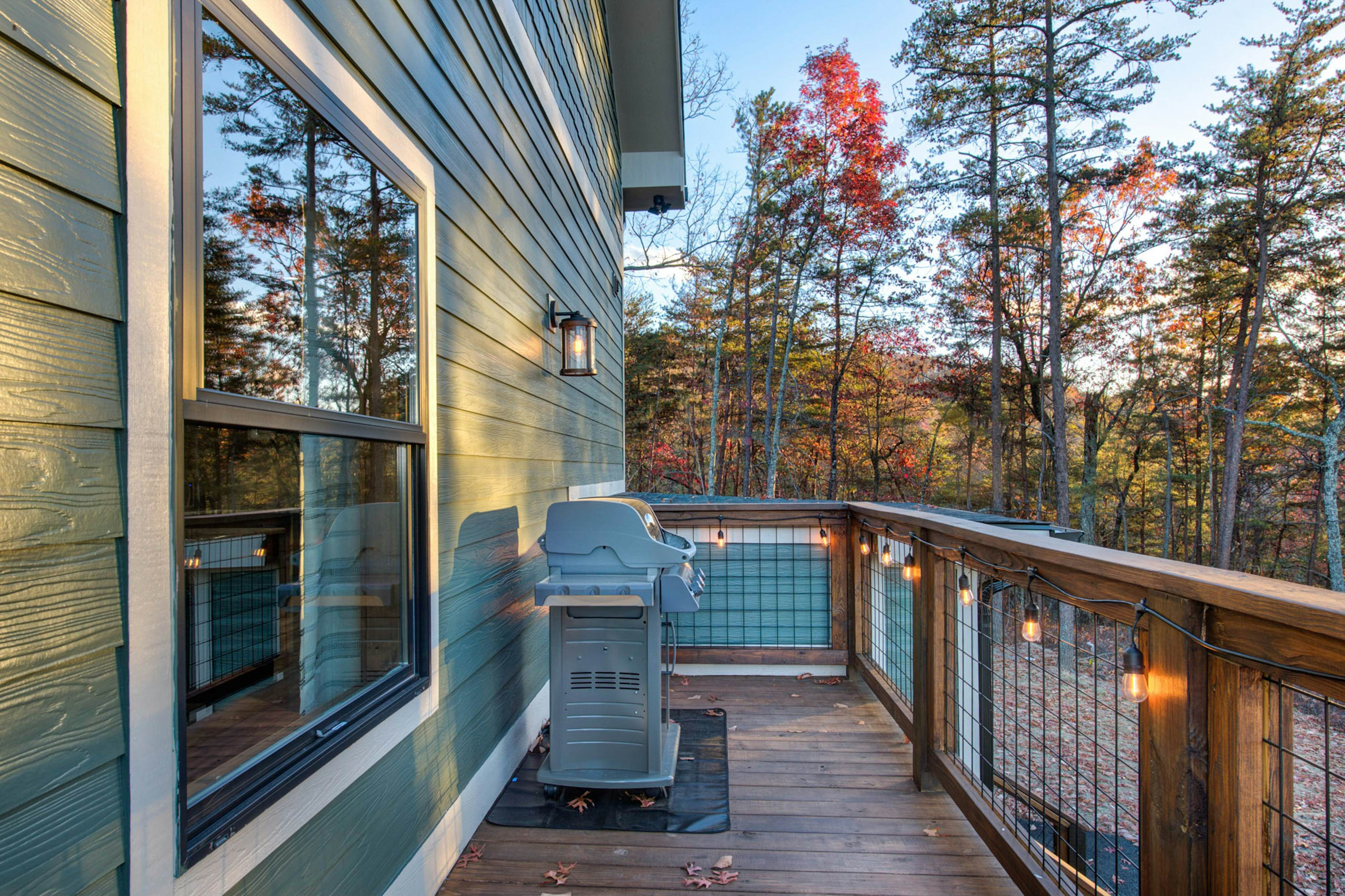 Luxury mtn home w/ game room, hot tub, gym, & theater + free attraction tickets