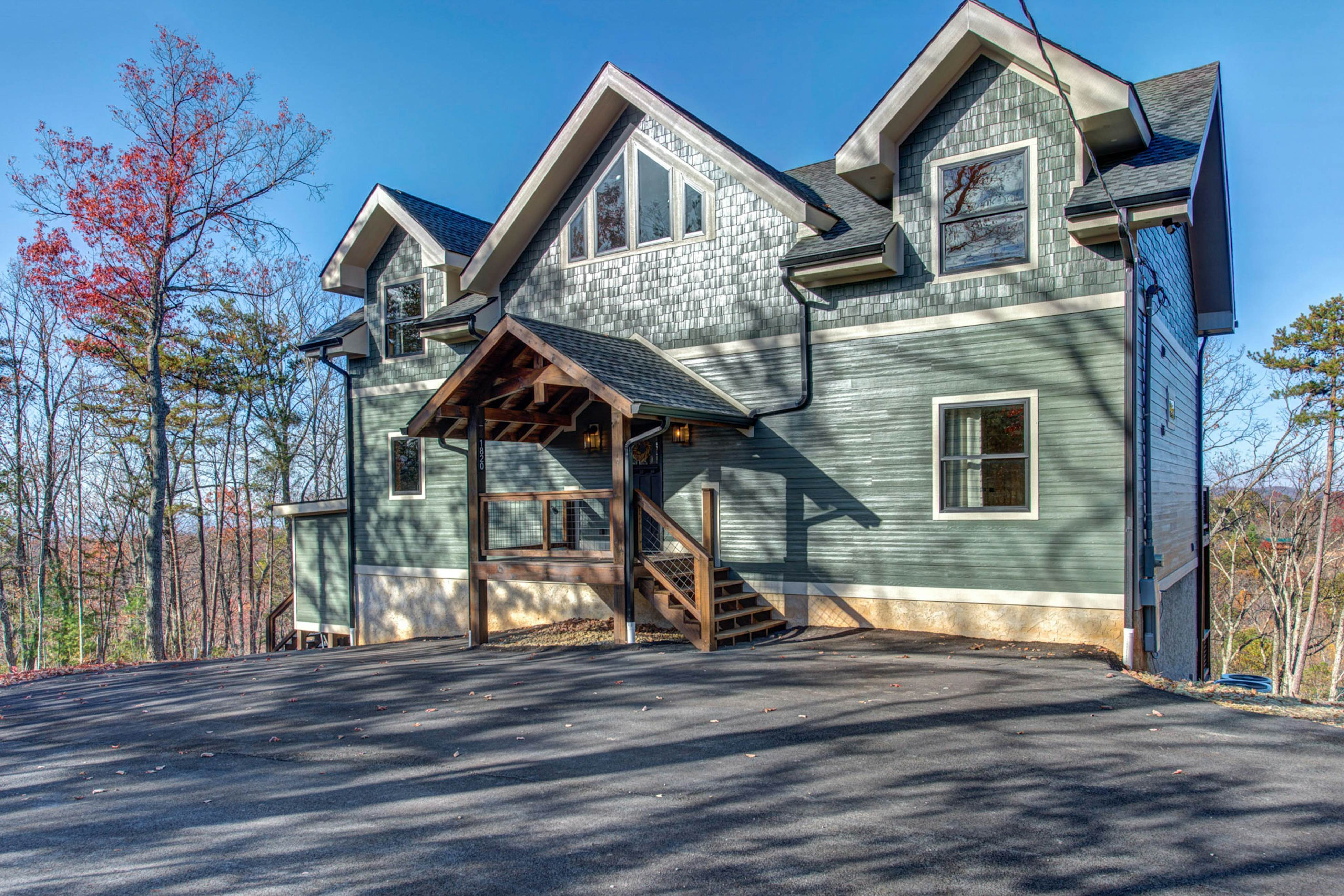 Luxury mtn home w/ game room, hot tub, gym, & theater + free attraction tickets