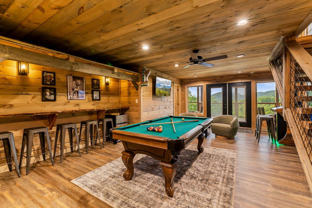 🏞️ 𝗔𝗹𝗽𝗵𝗶𝗲'𝘀 𝗥𝗲𝗱 𝗦𝗸𝘆 𝗥𝗲𝘁𝗿𝗲𝗮𝘁
Escape to a luxury Sevierville cabin with panoramic Smoky Mountain views, hot tub, game room, theater room, and spacious decks. Minutes to Pigeon Forge, Dollywood, Wears Valley, Gatlinburg, hiking, dining, and family attractions. Enjoy king suites, cozy fireplaces, outdoor fire pit, and a peaceful mountain retreat perfect for groups and getaways.