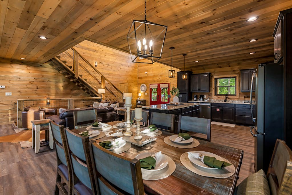 🏞️ 𝗔𝗹𝗽𝗵𝗶𝗲'𝘀 𝗥𝗲𝗱 𝗦𝗸𝘆 𝗥𝗲𝘁𝗿𝗲𝗮𝘁
Escape to a luxury Sevierville cabin with panoramic Smoky Mountain views, hot tub, game room, theater room, and spacious decks. Minutes to Pigeon Forge, Dollywood, Wears Valley, Gatlinburg, hiking, dining, and family attractions. Enjoy king suites, cozy fireplaces, outdoor fire pit, and a peaceful mountain retreat perfect for groups and getaways.