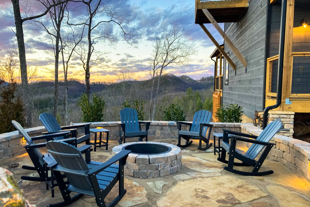 Spacious Scenic Cabin, Sleep 12, Games, Hot Tub, View