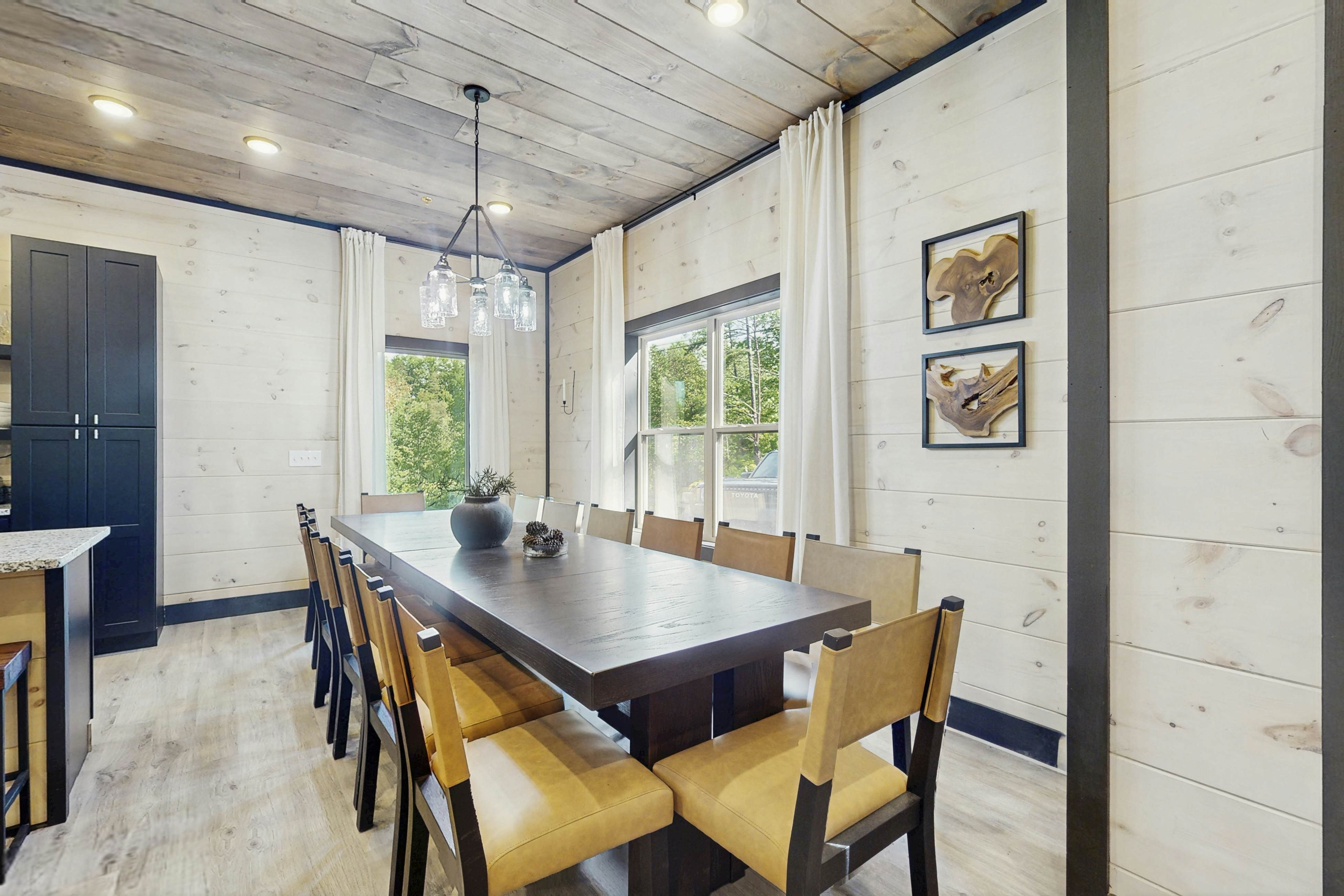 Luxe Cabin, Sleeps 20・Pool・Game/Theater Room・Grill