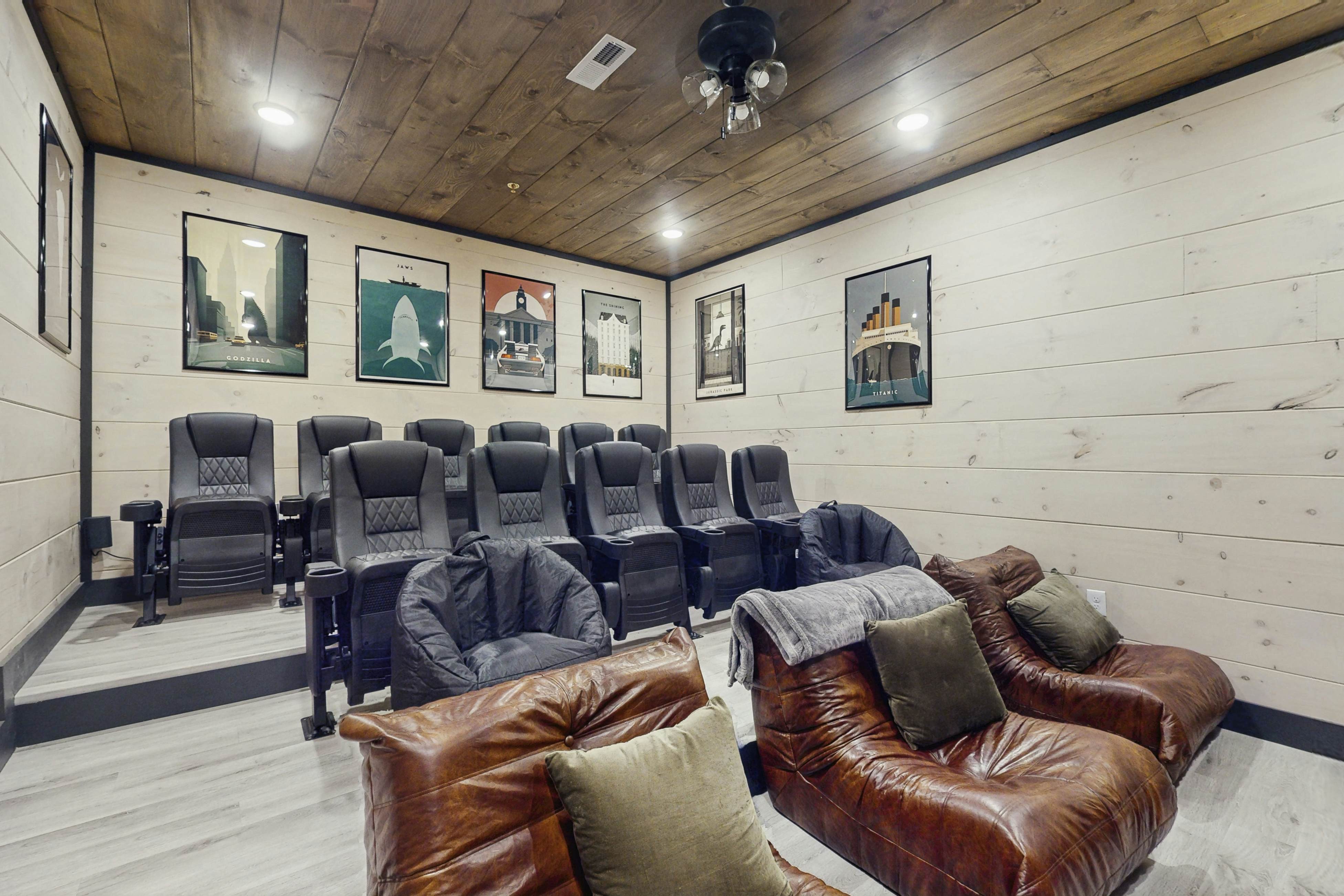 Luxe Cabin, Sleeps 20・Pool・Game/Theater Room・Grill