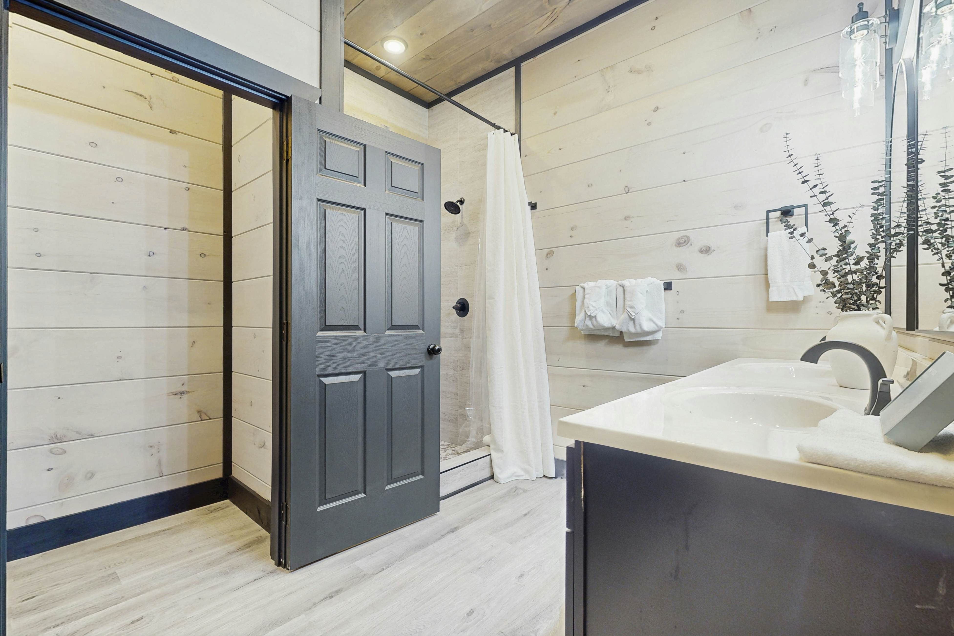 Luxe Cabin, Sleeps 20・Pool・Game/Theater Room・Grill