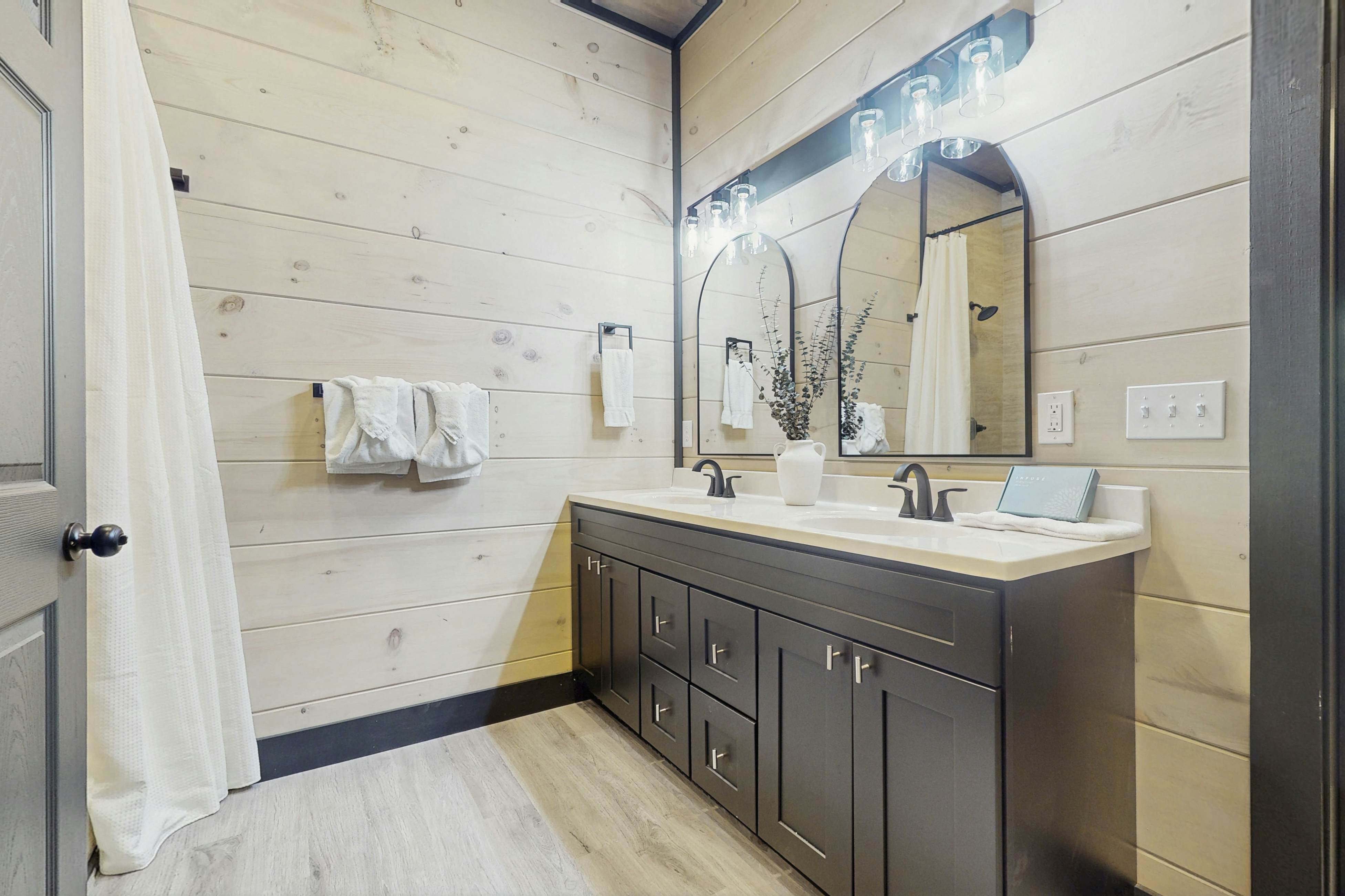 Luxe Cabin, Sleeps 20・Pool・Game/Theater Room・Grill