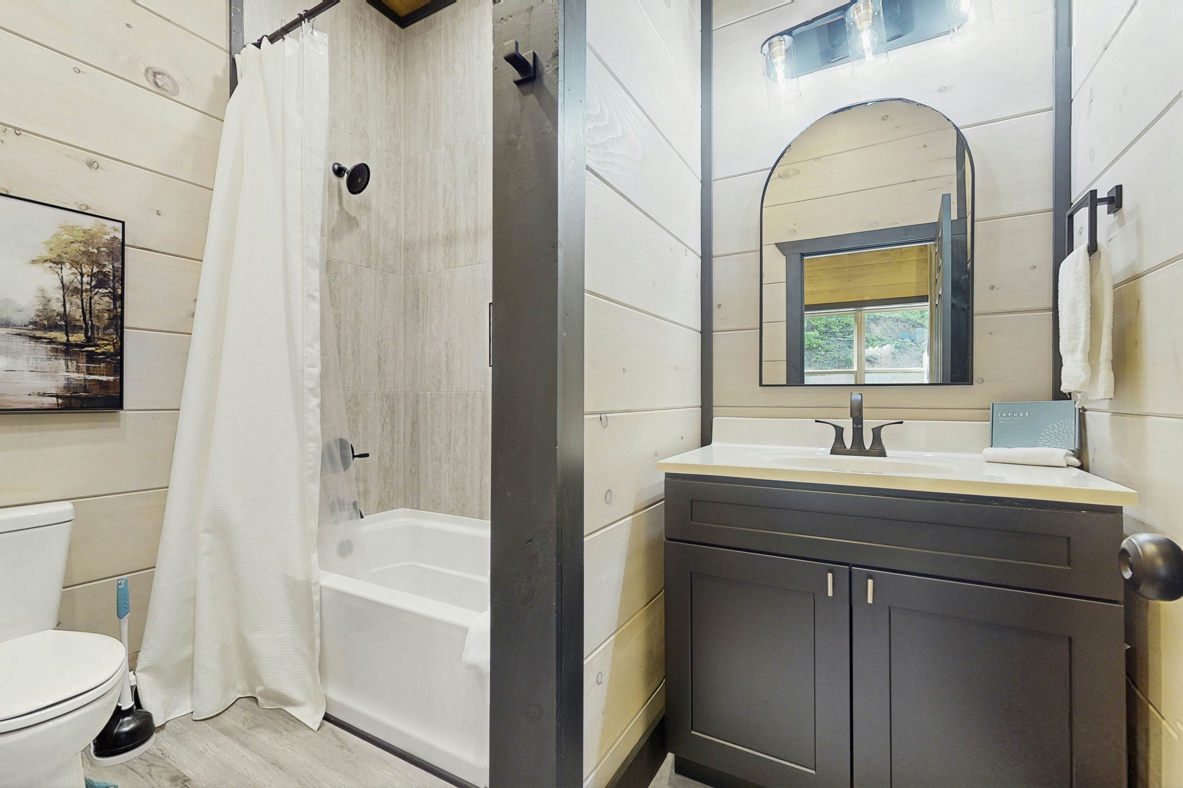 Luxe Cabin, Sleeps 20・Pool・Game/Theater Room・Grill