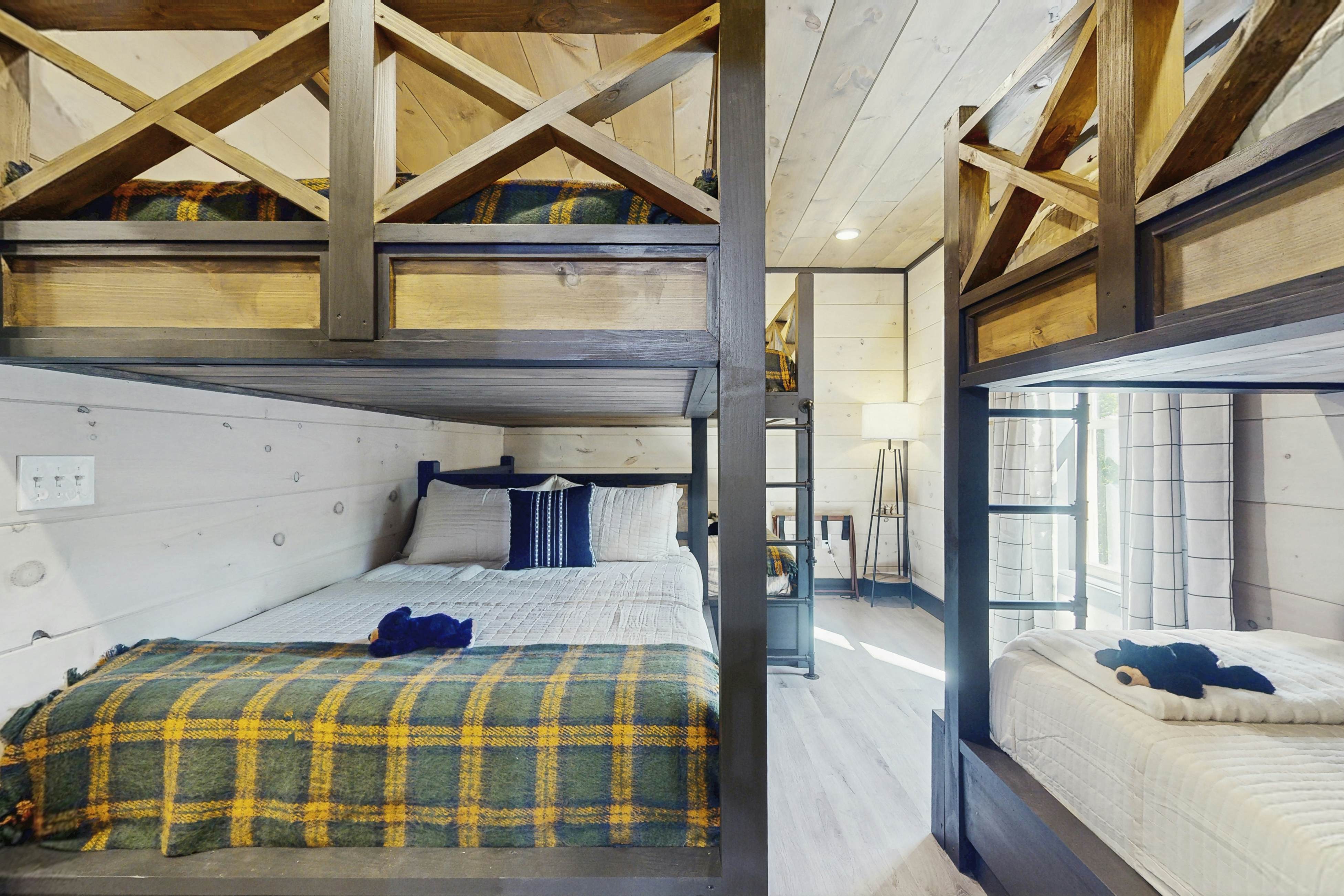 Luxe Cabin, Sleeps 20・Pool・Game/Theater Room・Grill