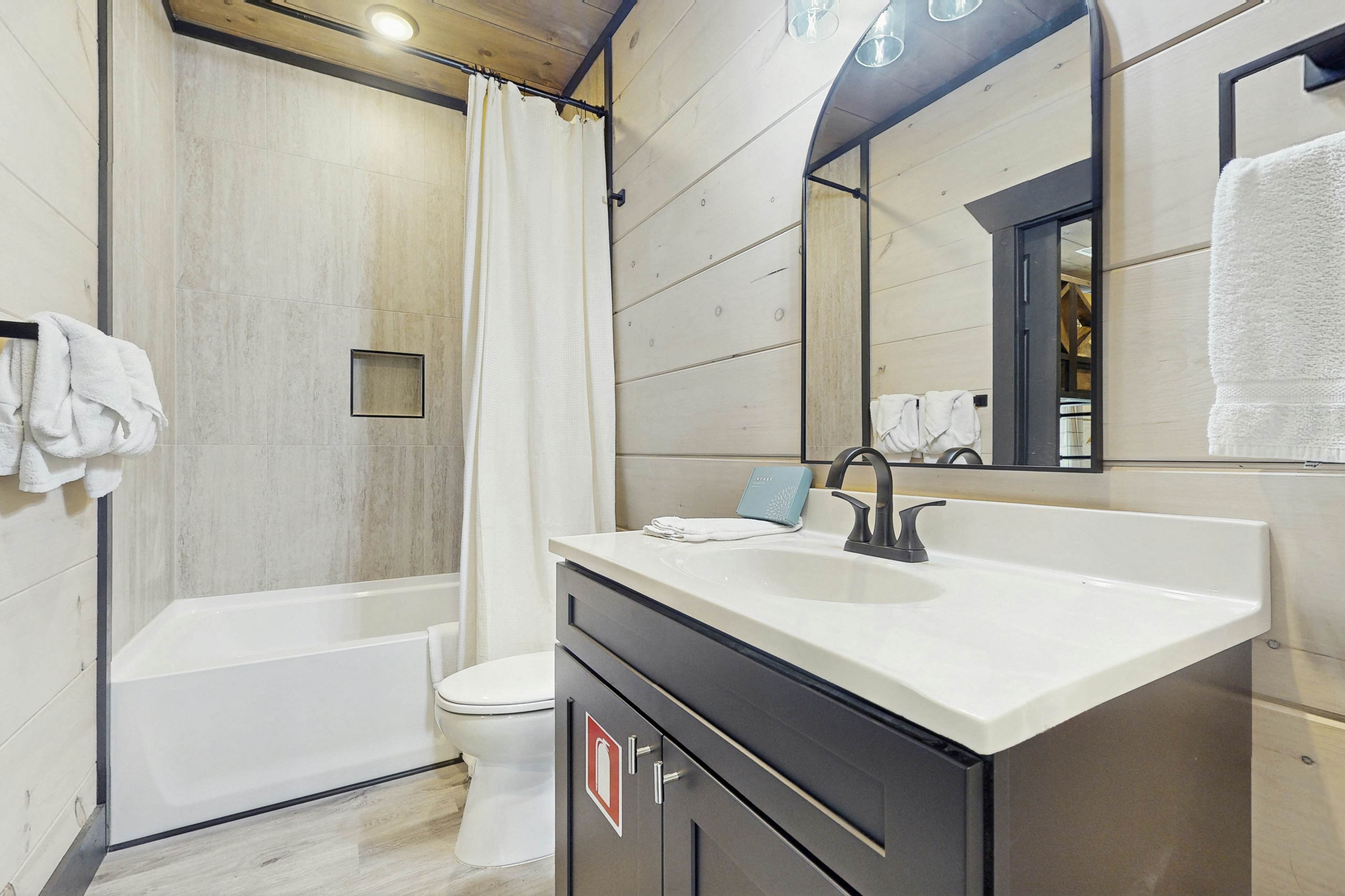 Luxe Cabin, Sleeps 20・Pool・Game/Theater Room・Grill