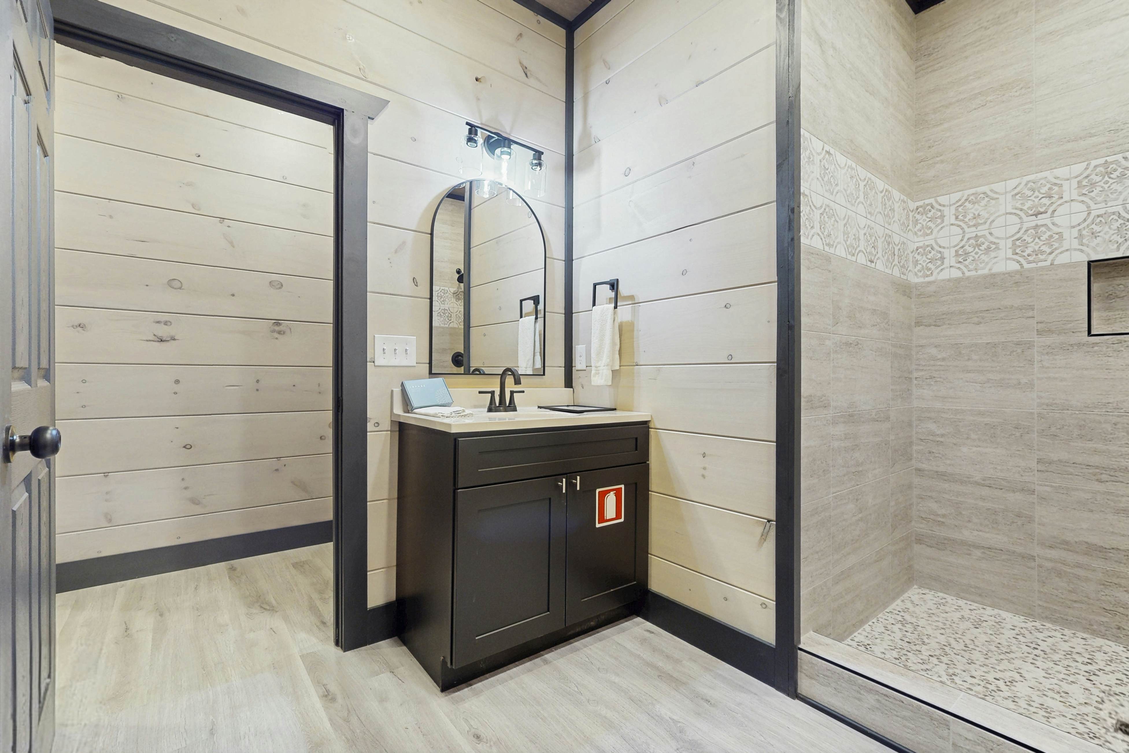 Luxe Cabin, Sleeps 20・Pool・Game/Theater Room・Grill