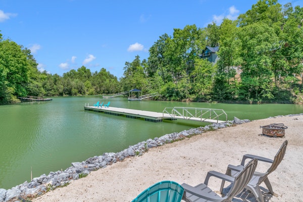 Luxe Lakefront Home, Sleeps 8・Private Pool・Hot Tub