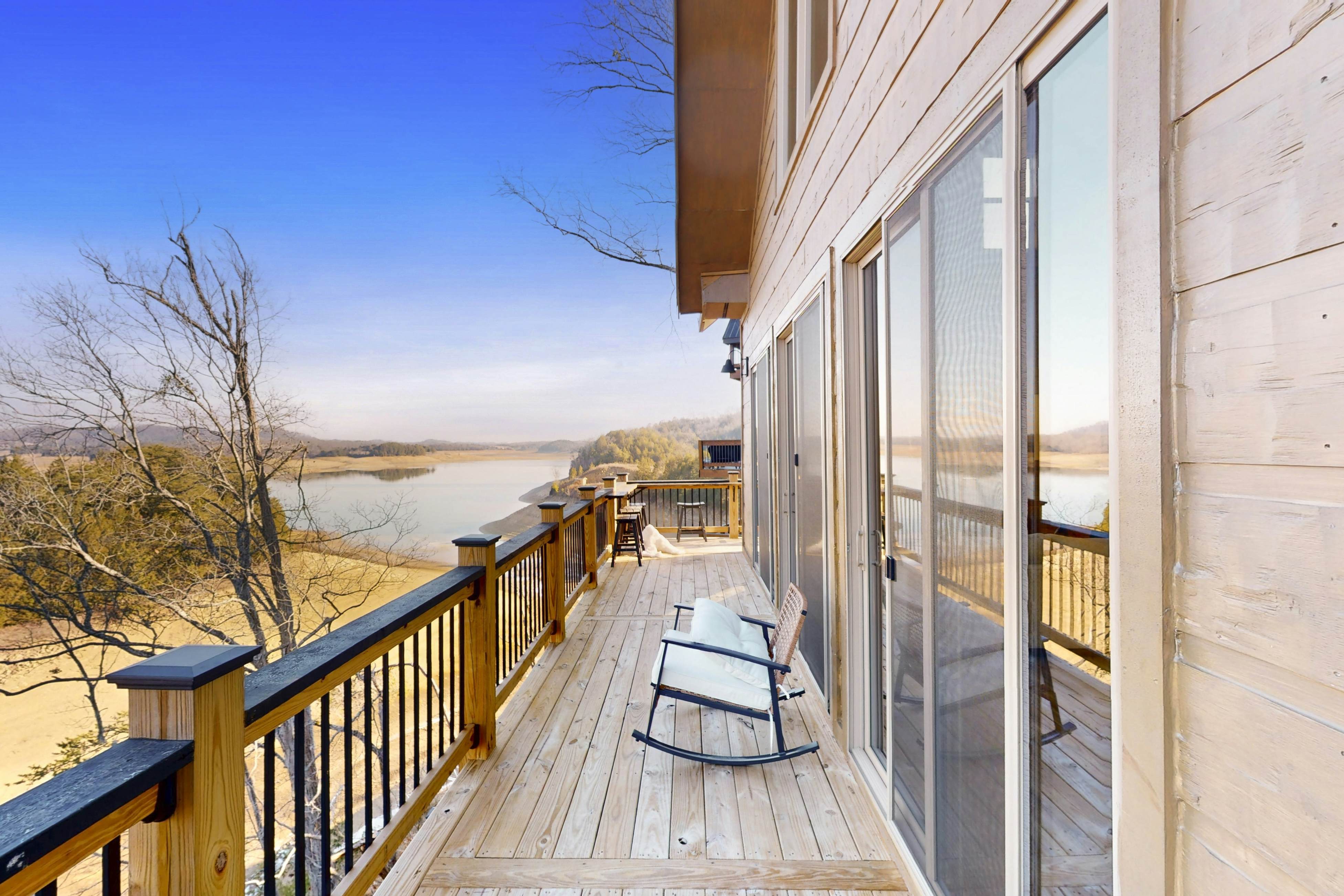 Luxe Lakefront Home, Sleeps 8・Private Pool・Hot Tub