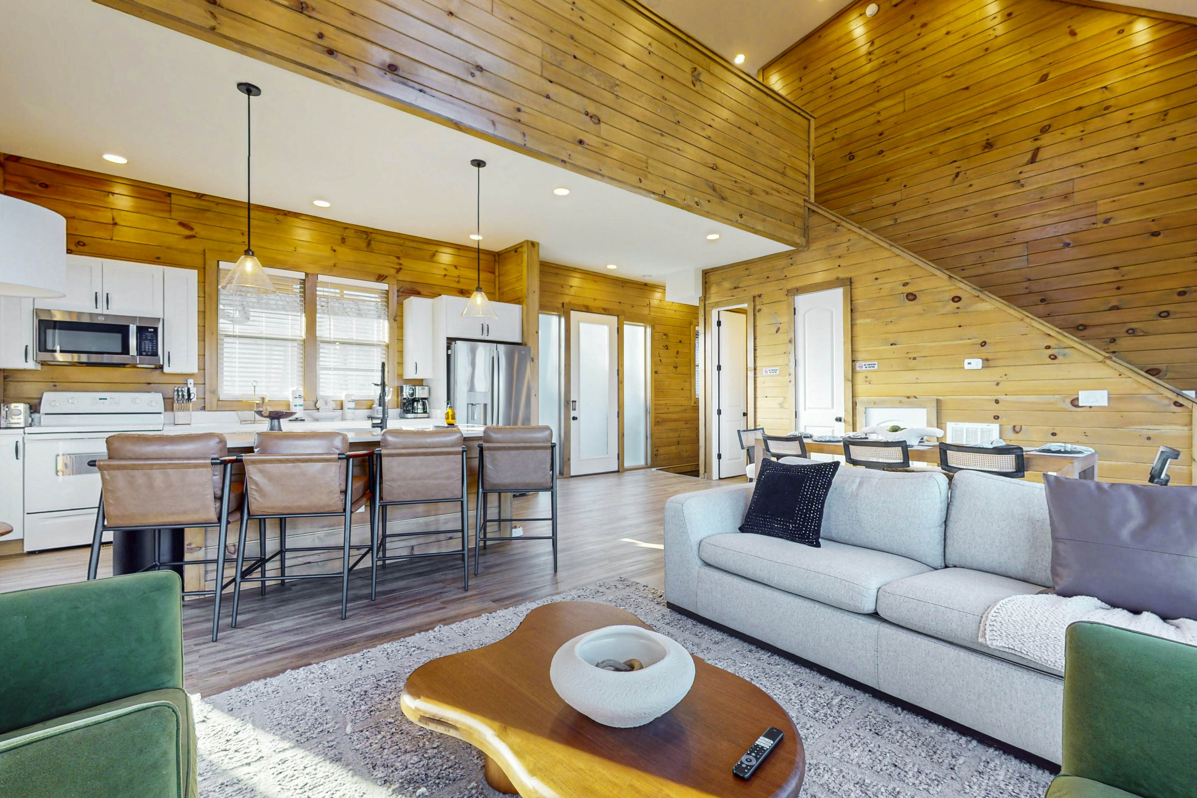 Luxe Lakefront Home, Sleeps 8・Private Pool・Hot Tub