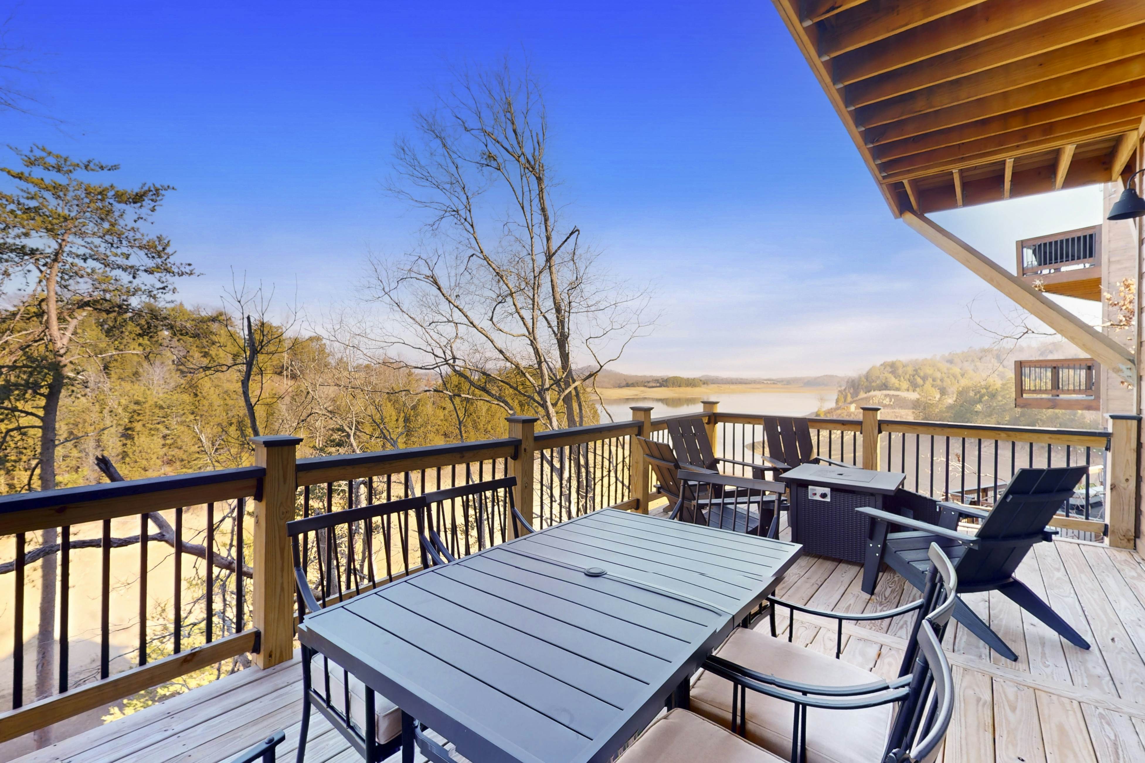 Luxe Lakefront Home, Sleeps 8・Private Pool・Hot Tub