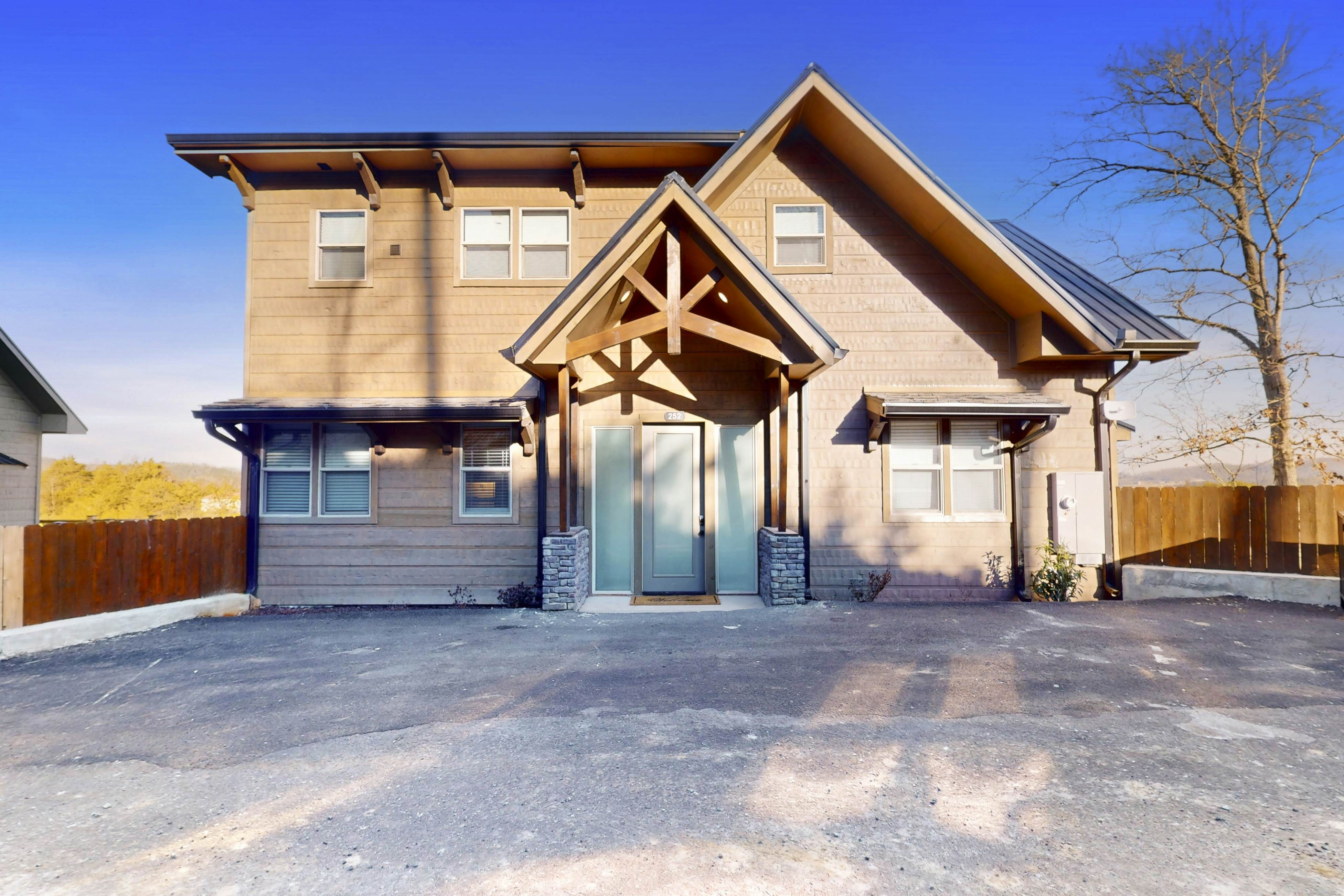 Luxe Lakefront Home, Sleeps 8・Private Pool・Hot Tub