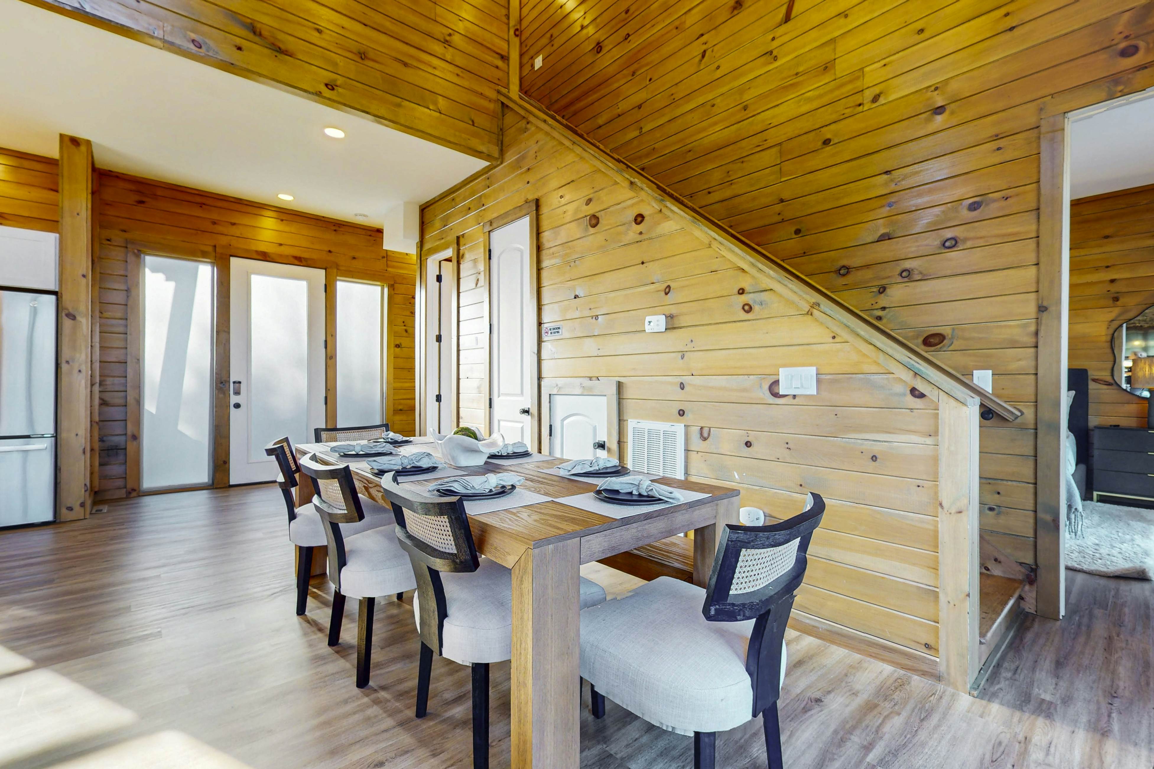 Luxe Lakefront Home, Sleeps 8・Private Pool・Hot Tub