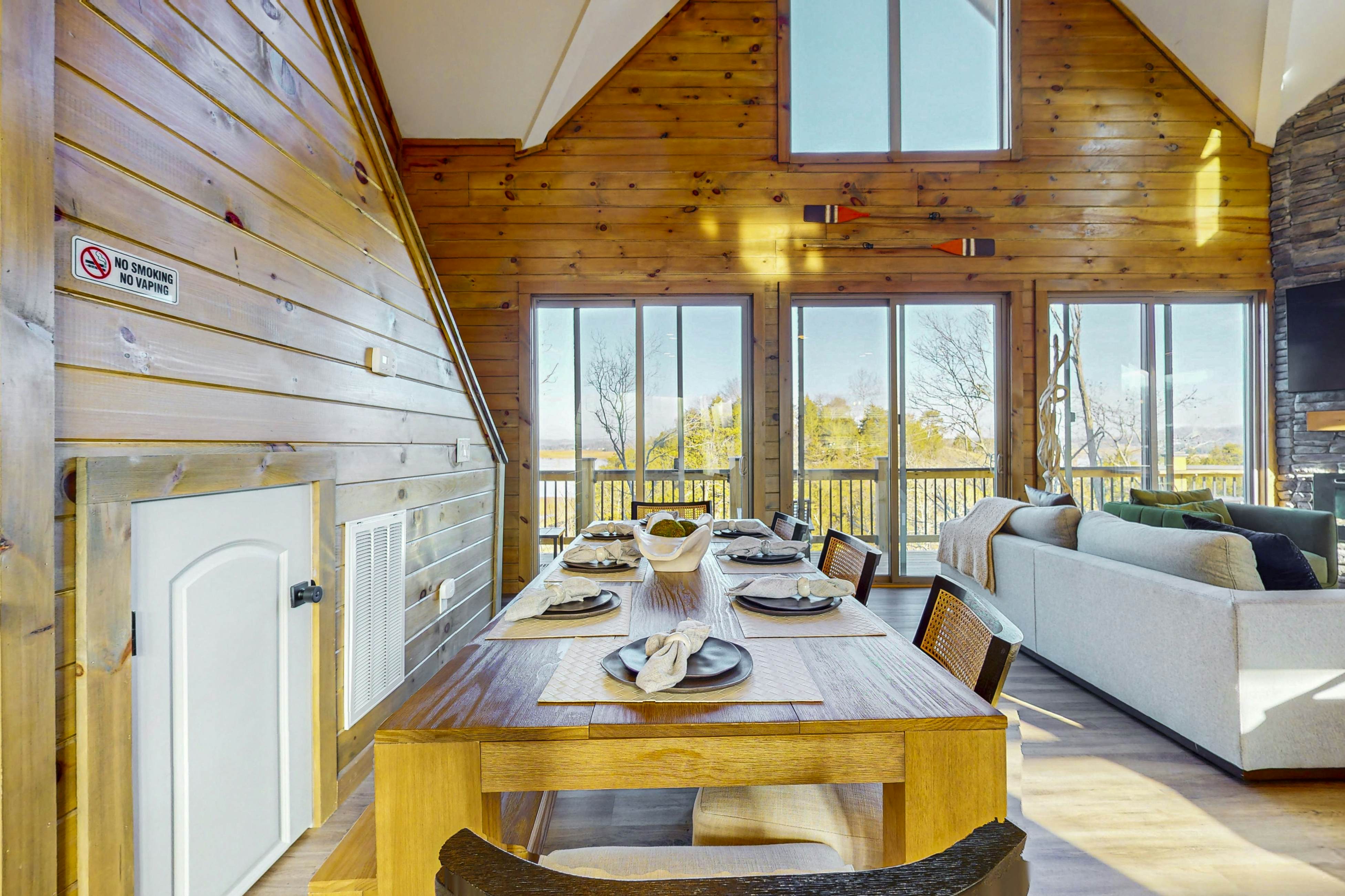 Luxe Lakefront Home, Sleeps 8・Private Pool・Hot Tub