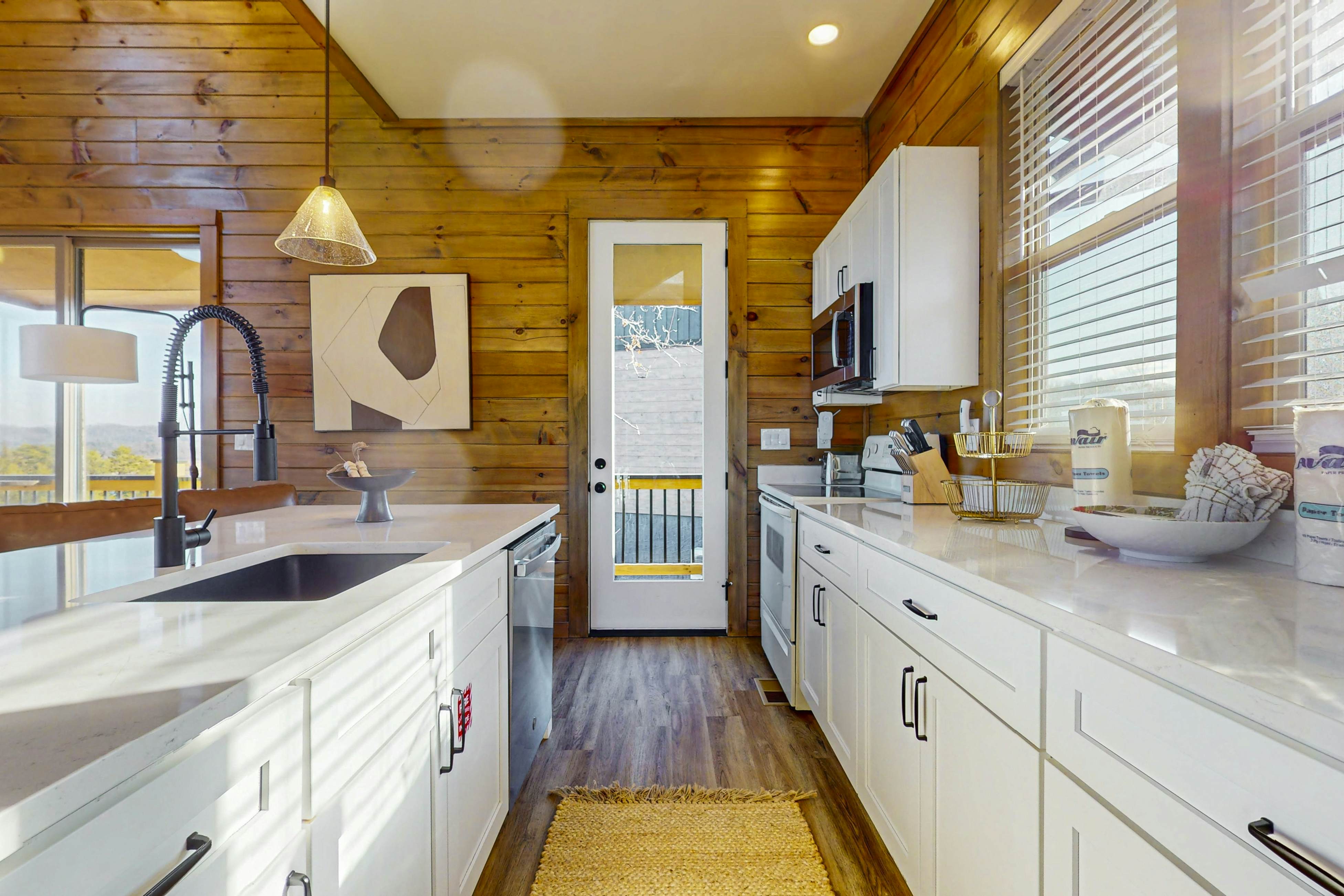 Luxe Lakefront Home, Sleeps 8・Private Pool・Hot Tub