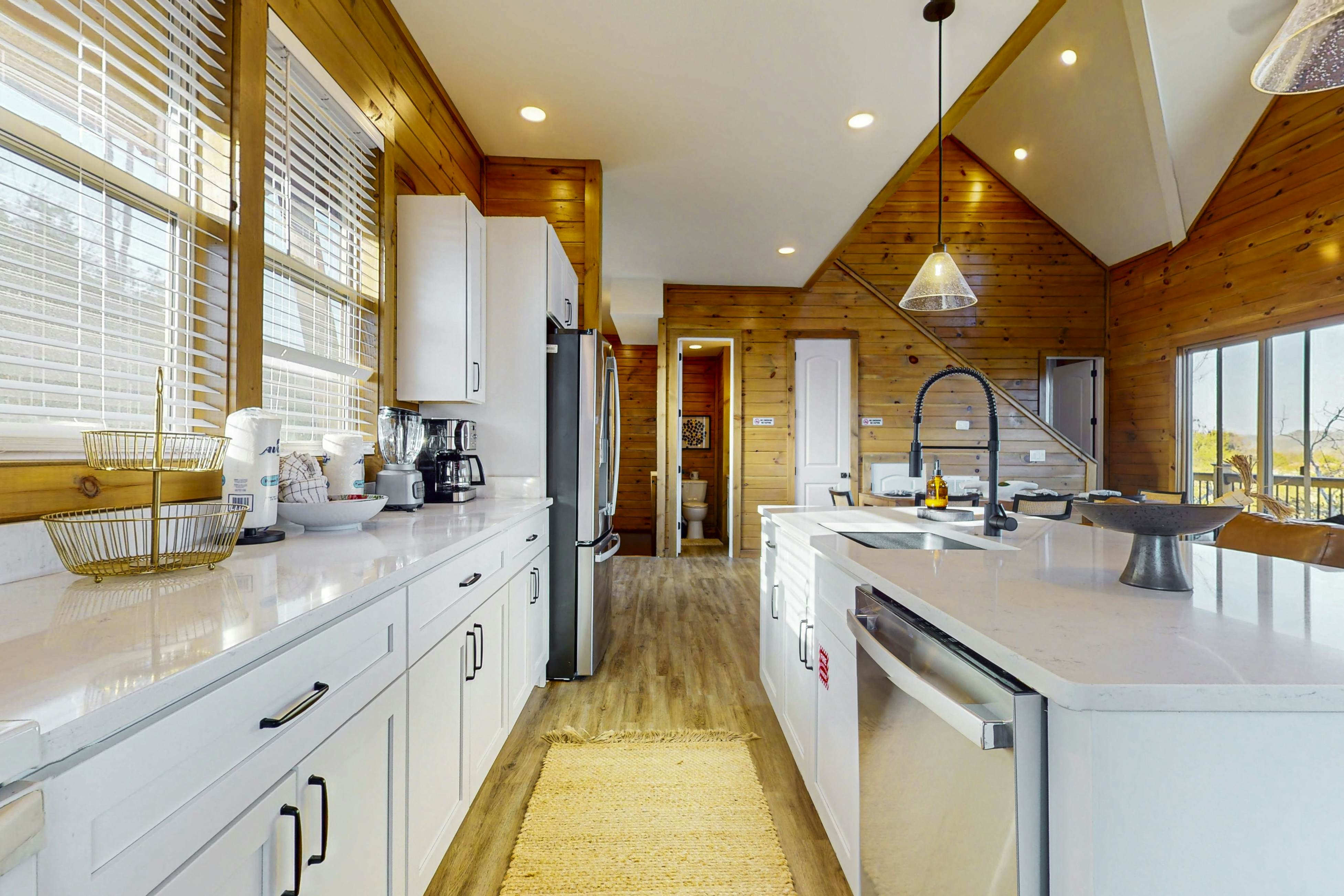 Luxe Lakefront Home, Sleeps 8・Private Pool・Hot Tub