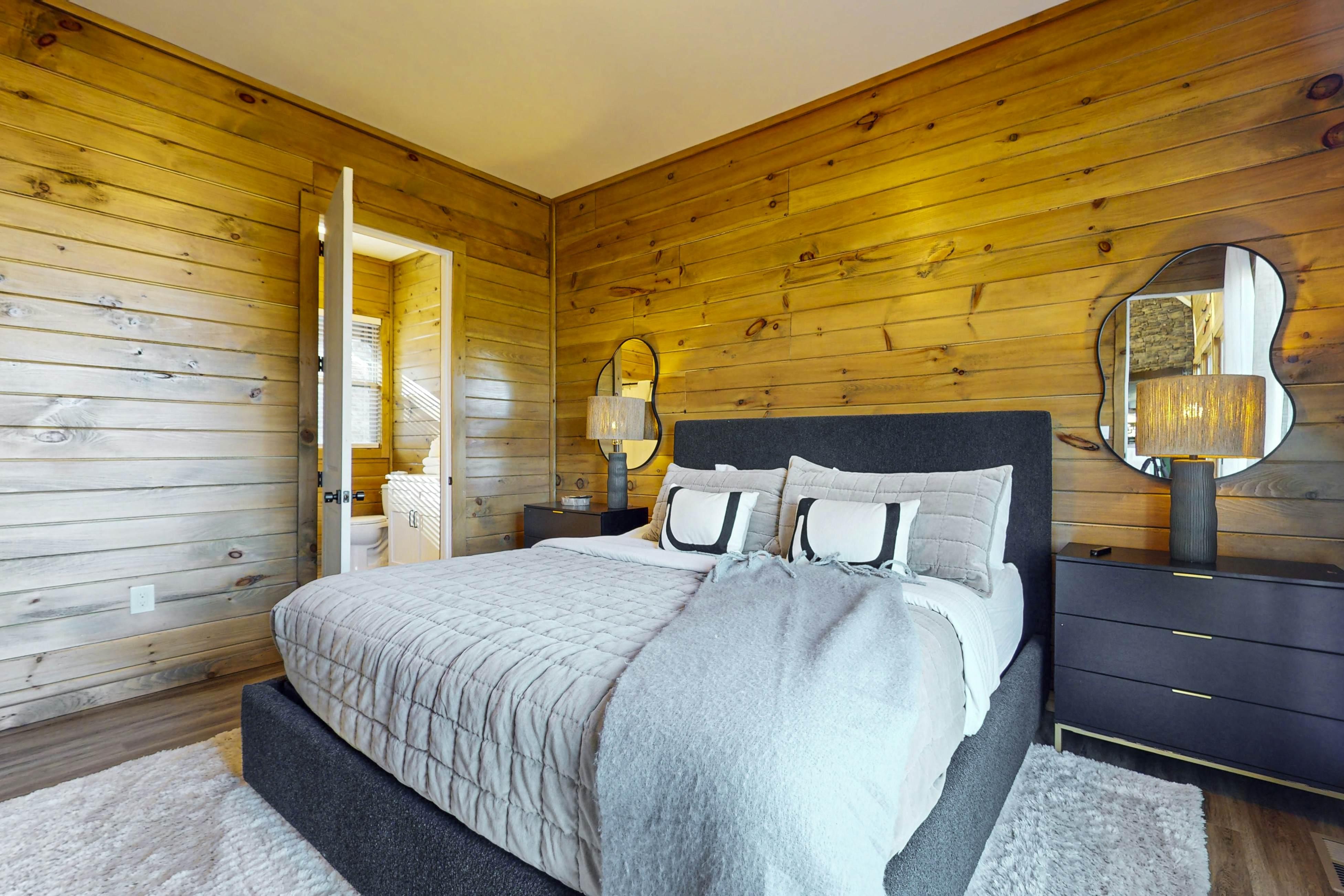 Luxe Lakefront Home, Sleeps 8・Private Pool・Hot Tub