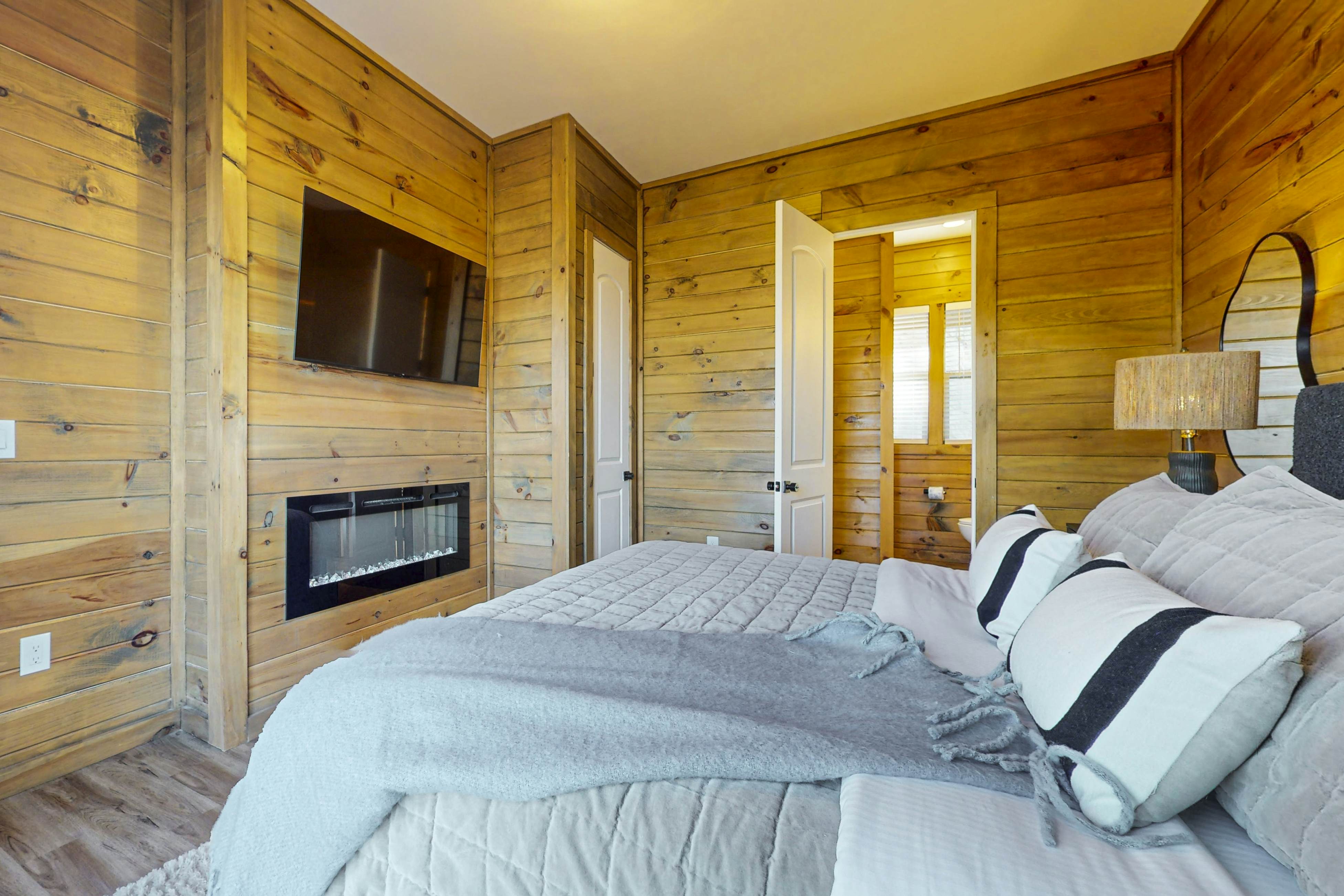 Luxe Lakefront Home, Sleeps 8・Private Pool・Hot Tub