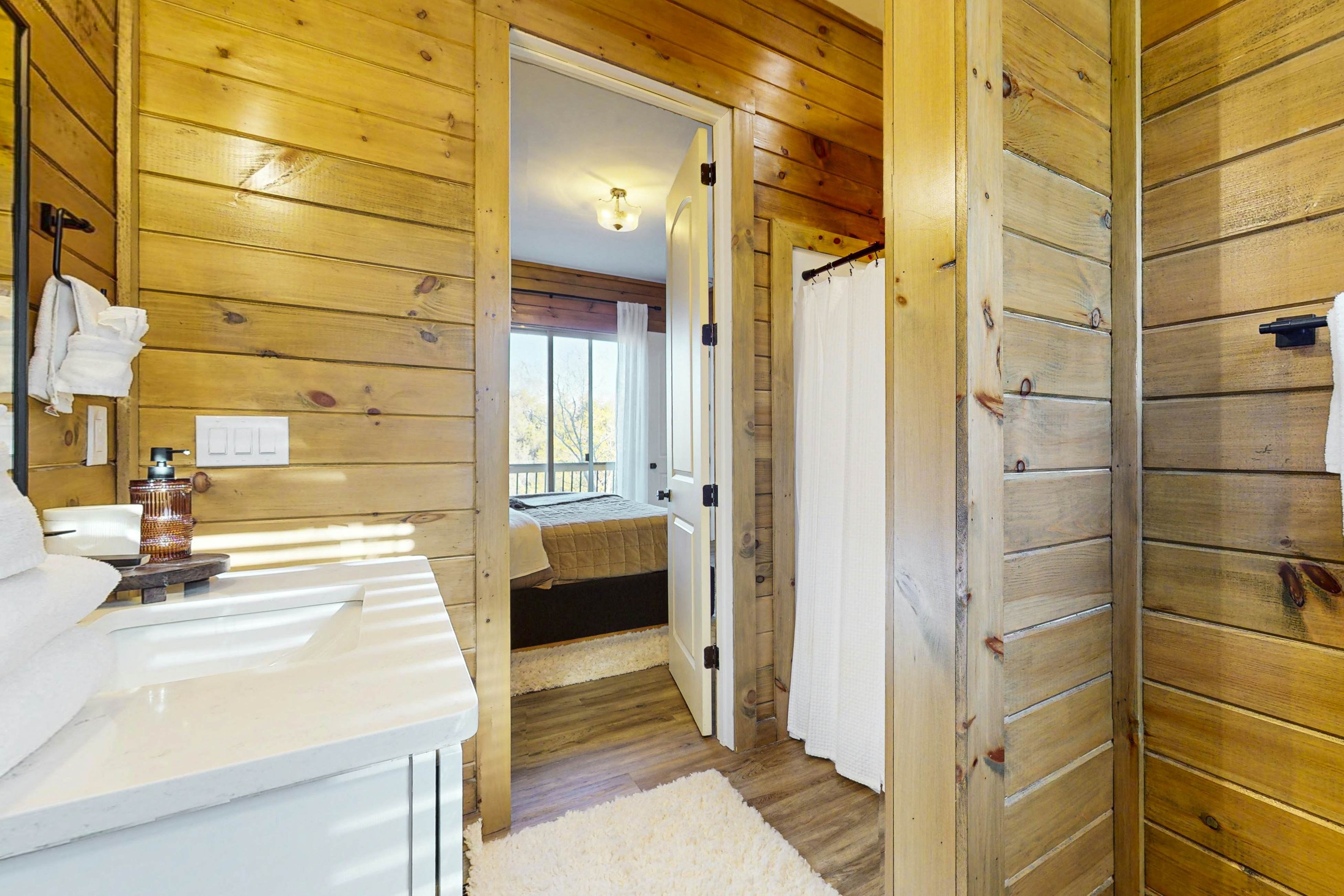 Luxe Lakefront Home, Sleeps 8・Private Pool・Hot Tub