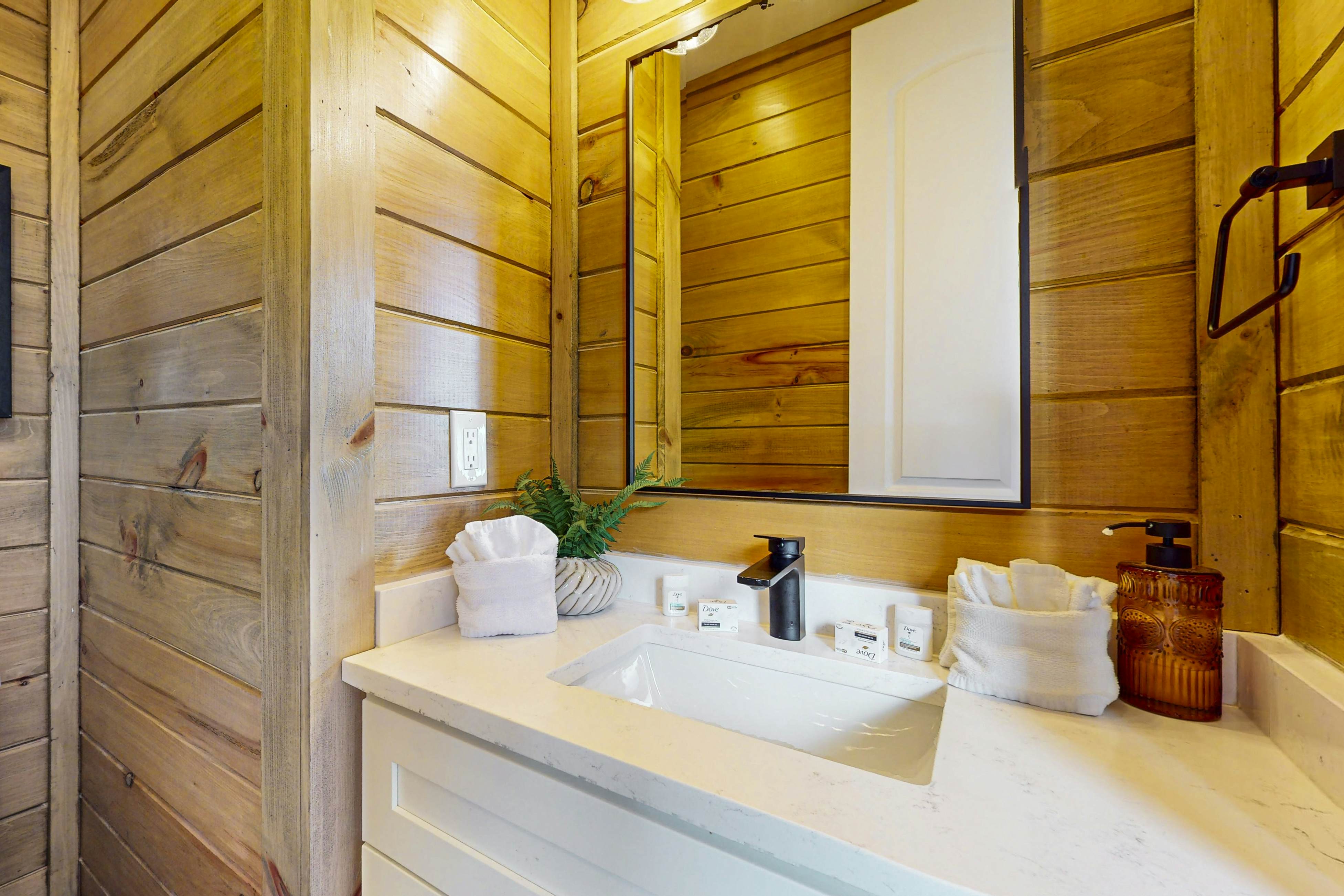 Luxe Lakefront Home, Sleeps 8・Private Pool・Hot Tub