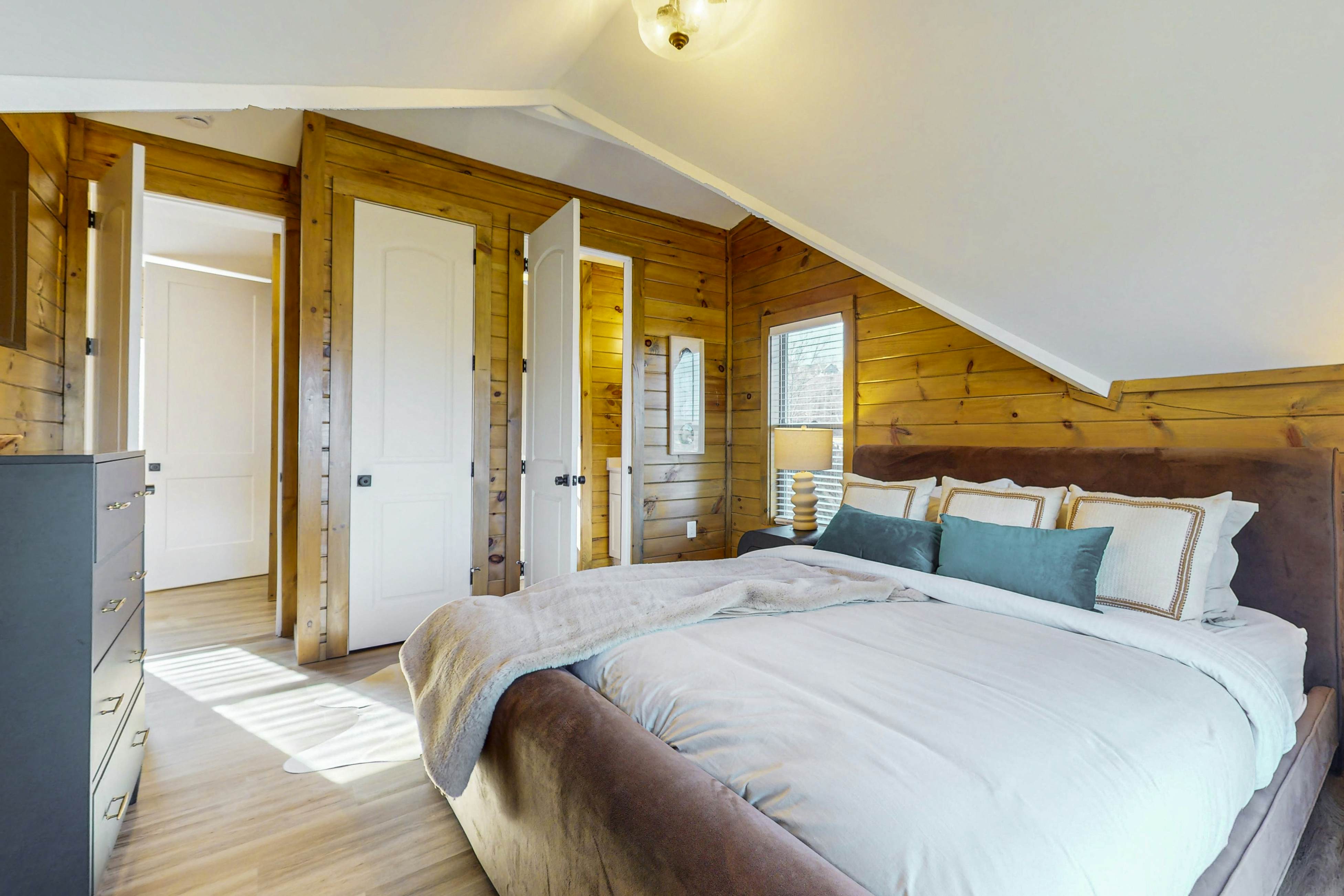 Luxe Lakefront Home, Sleeps 8・Private Pool・Hot Tub