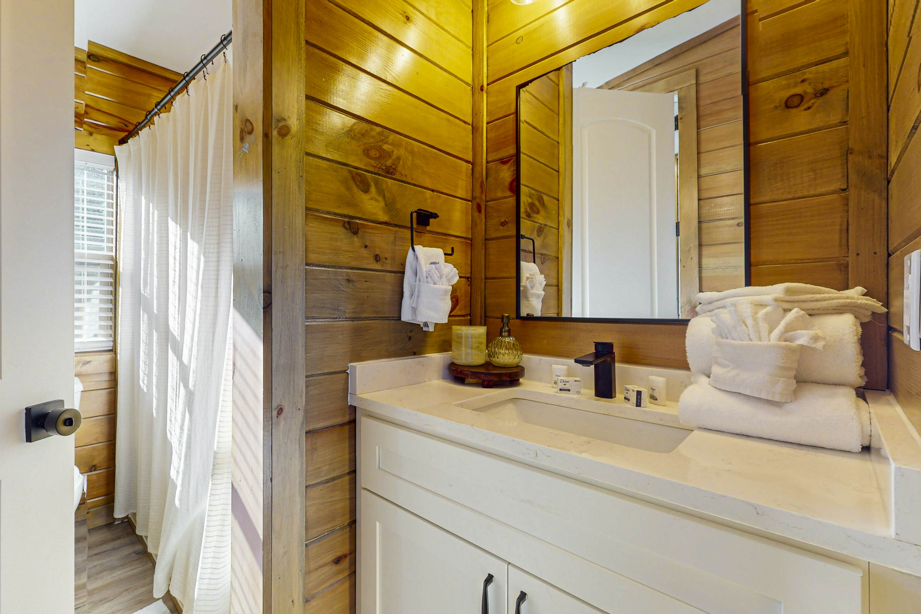 Luxe Lakefront Home, Sleeps 8・Private Pool・Hot Tub