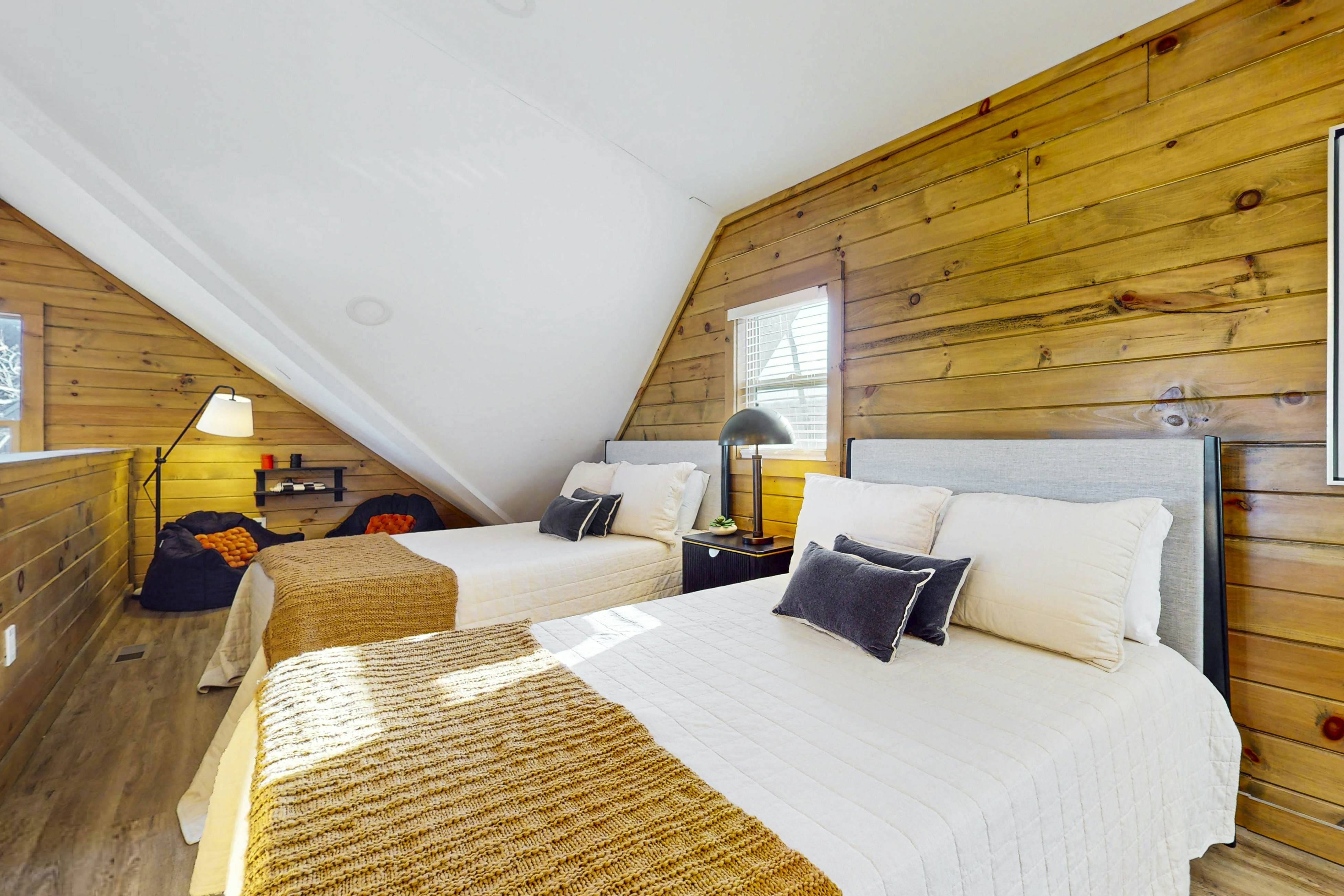 Luxe Lakefront Home, Sleeps 8・Private Pool・Hot Tub