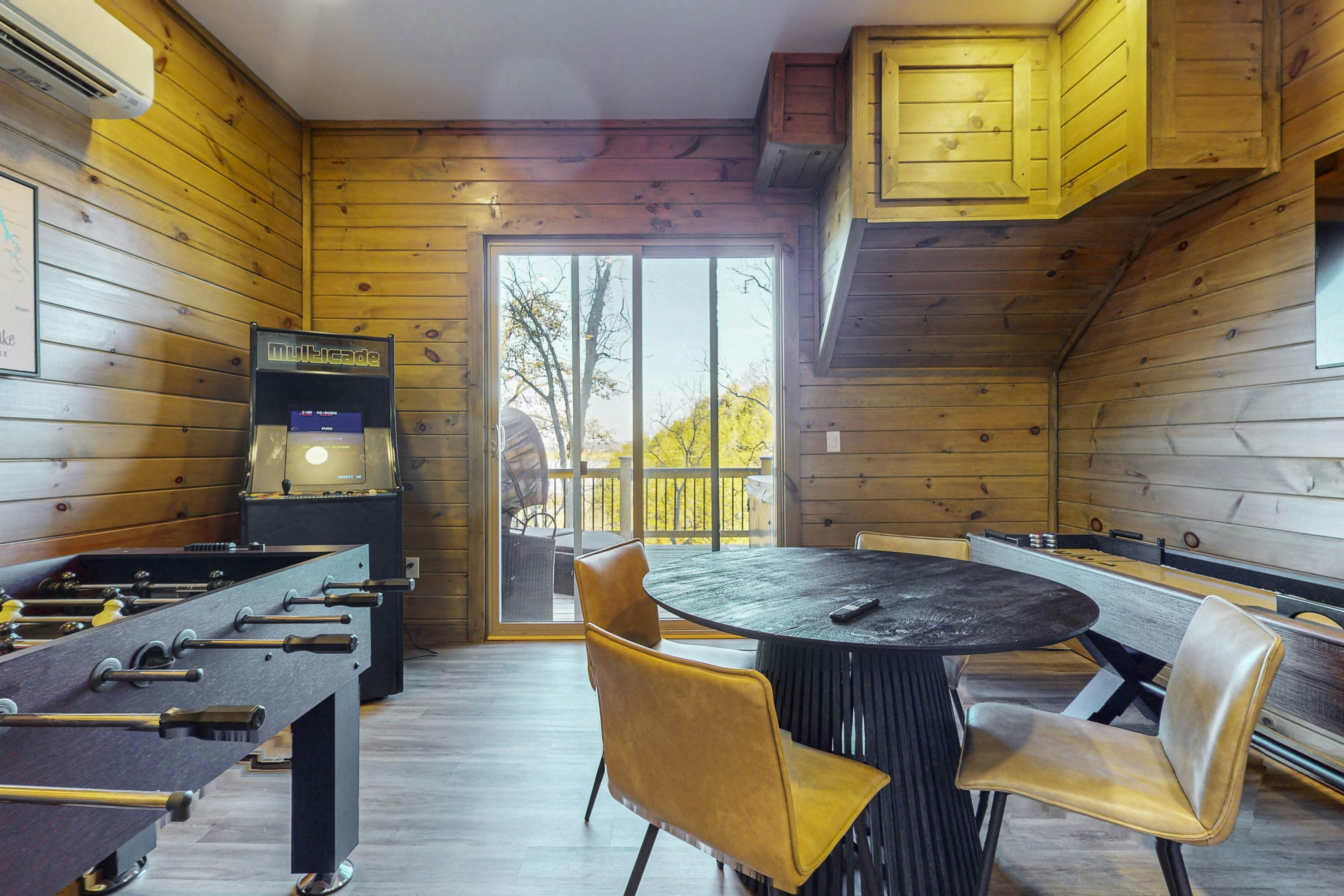 Luxe Lakefront Home, Sleeps 8・Private Pool・Hot Tub