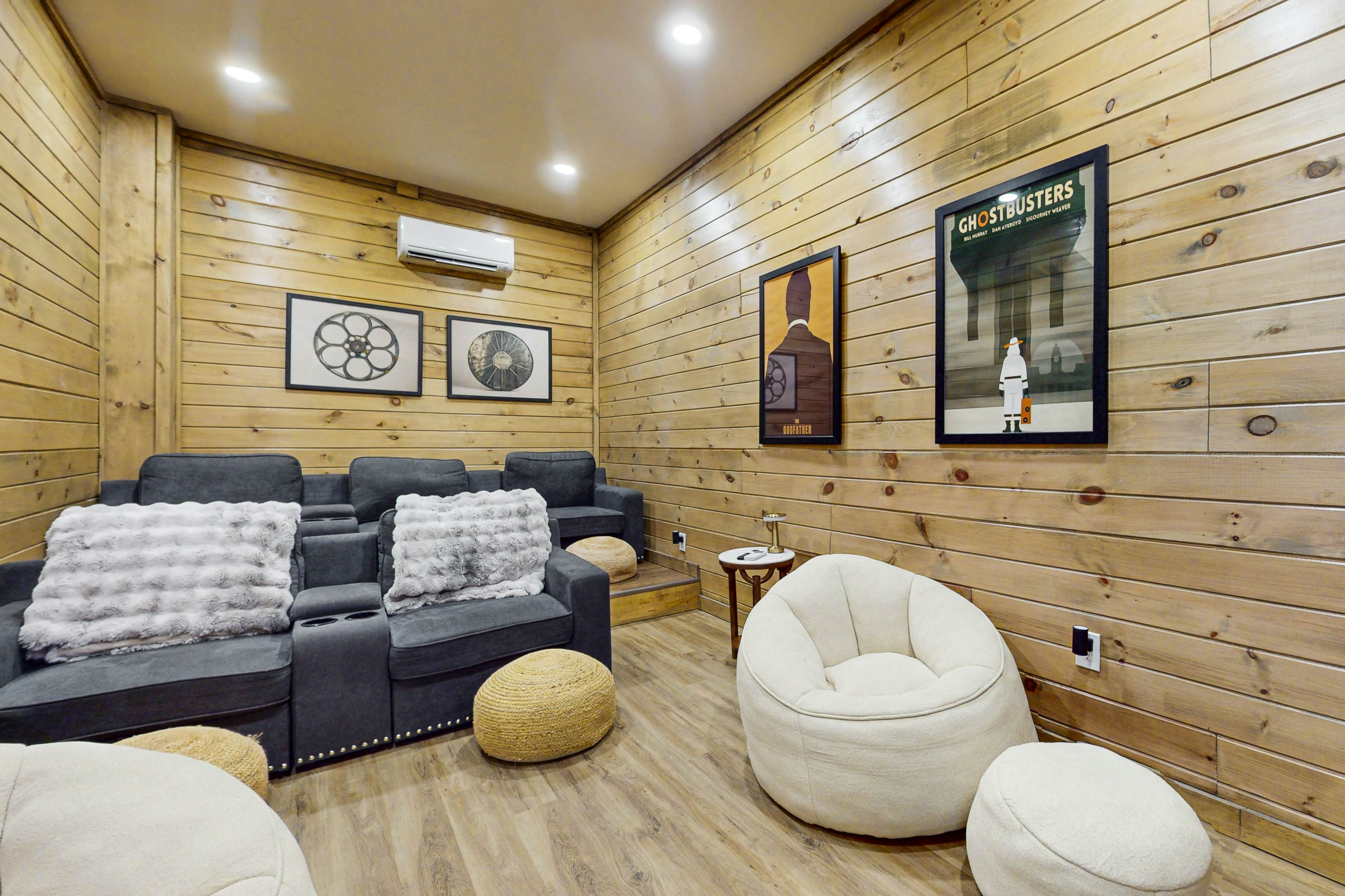 Luxe Lakefront Home, Sleeps 8・Private Pool・Hot Tub