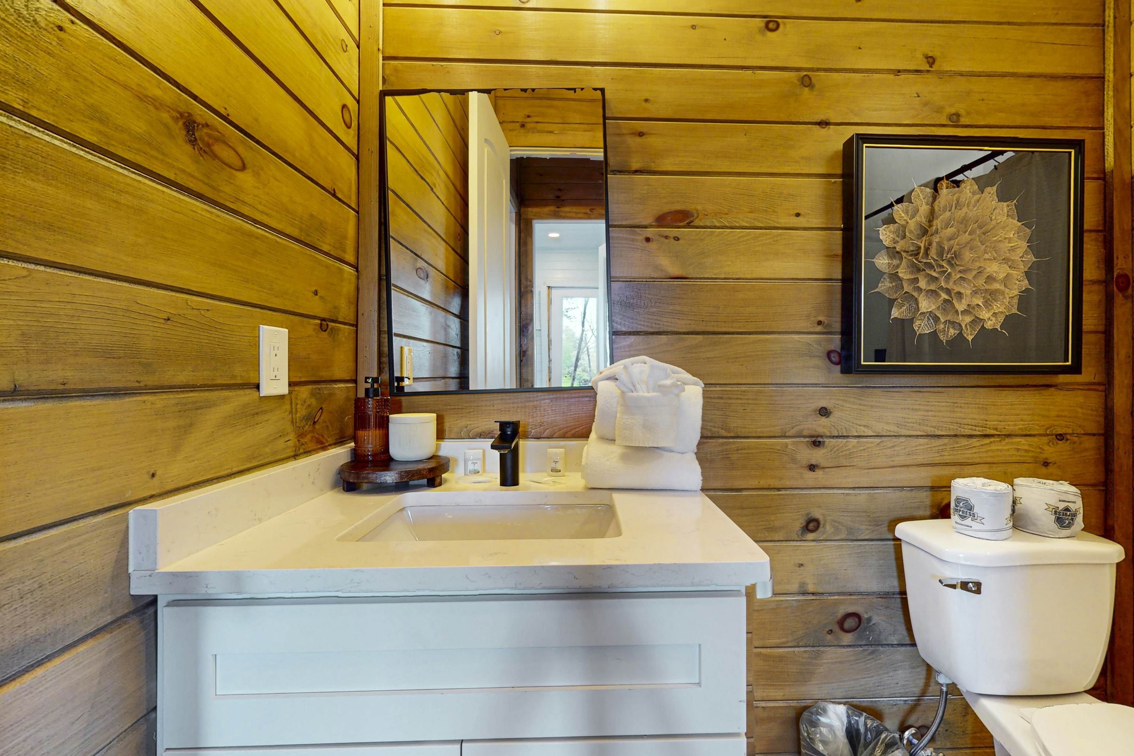 Luxe Lakefront Home, Sleeps 8・Private Pool・Hot Tub